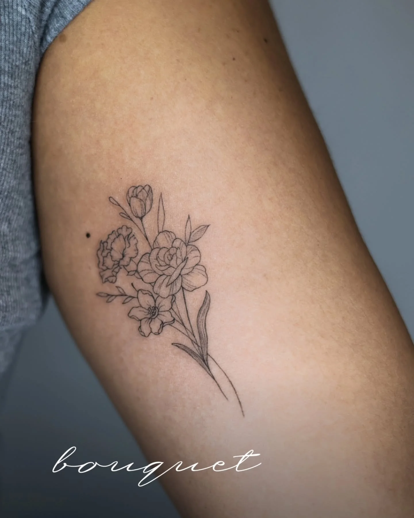 such a delicate bouquet of birth flowers, created with fine lines and soft details, so it feels airy and almost weightless on the skin 😍

if this kind of tattoo speaks to you, let&rsquo;s create your bouquet with a flower for each of your beloved on
