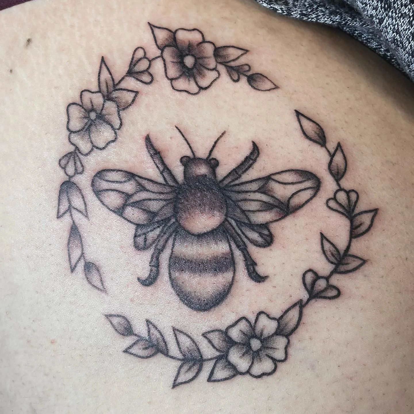 ✧*:･ﾟ( ̲̅:̲̅:̲̅:̲̅[̲̅ ̲̅]̲̅:̲̅:̲̅:̲̅ )*:･ﾟ✧*:
lil bee for jessica <3