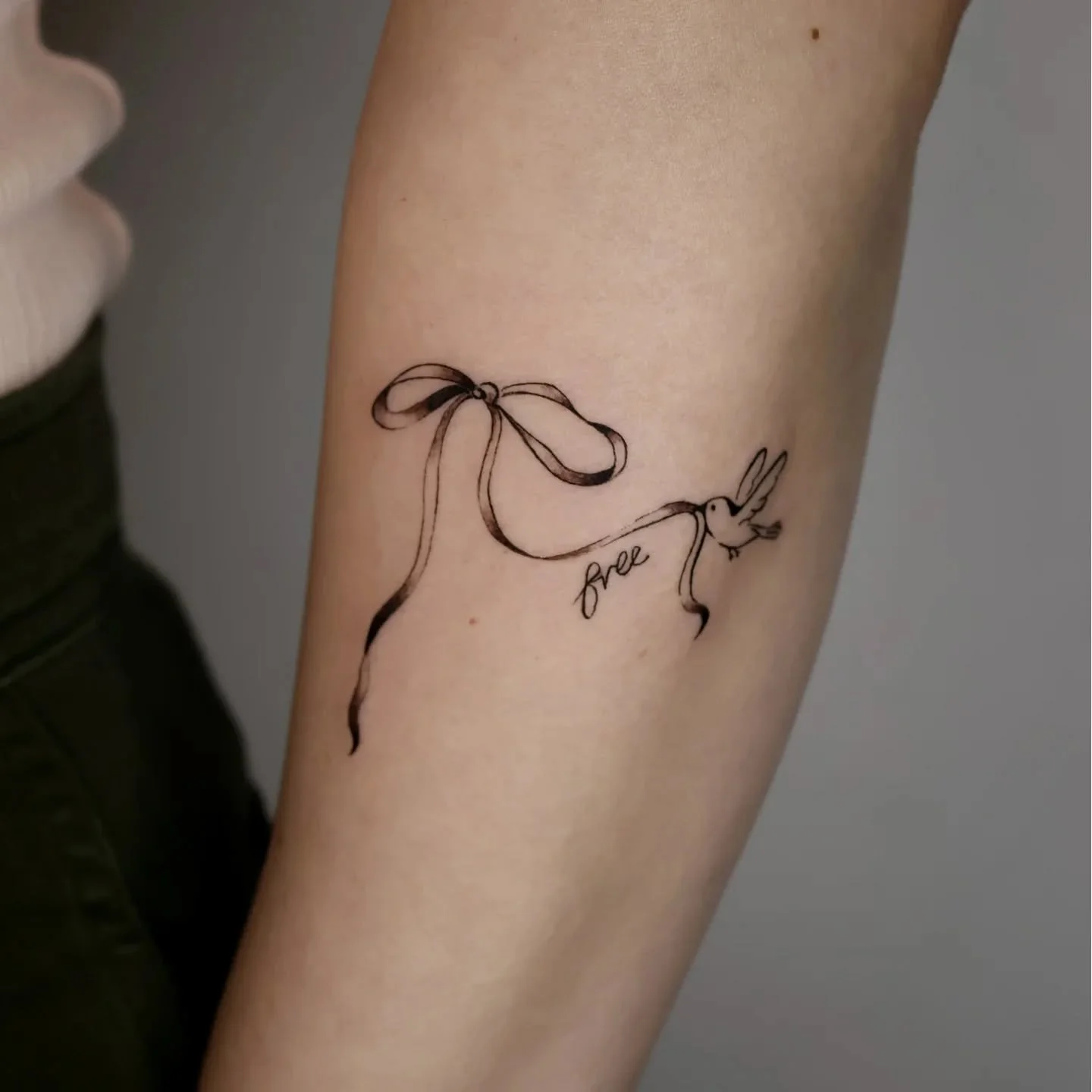 Lovely tattoo for J, symbolizing the long journey of healing and the freedom at the other end of that work ❤️
Such a pleasure, thank you for your trust!
.
#vintageillustrationtattoo #bowtattoo #birdtattoo #nyctattoo