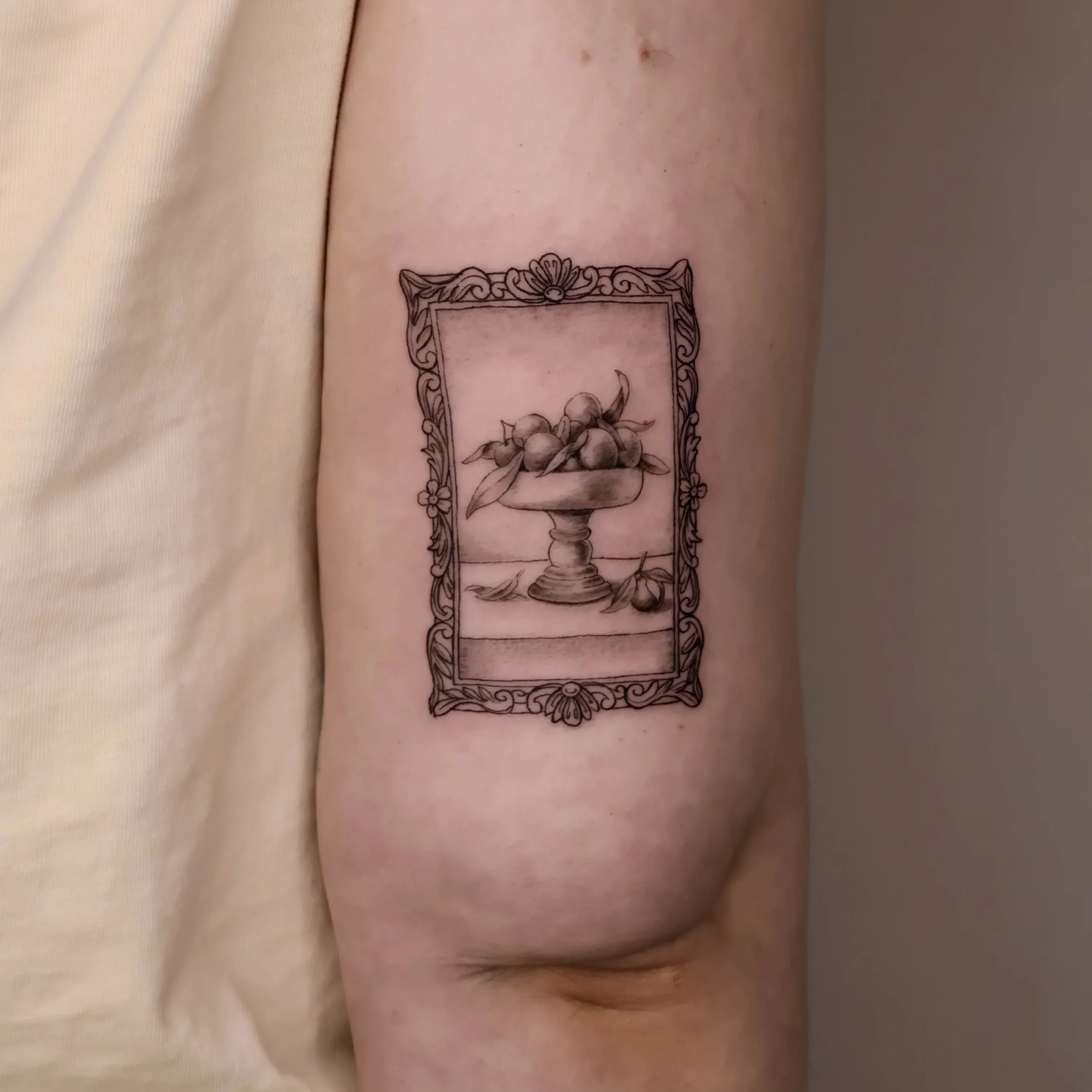 Bowl of Oranges, after the song by Bright Eyes 🎶
Loved creating this custom for you J!! Thank you for your trust!! 🥰
.
#vintageillustrationtattoo #vintageframetattoo #paintingtattoo #blackandgreytattoo #nyctattoo