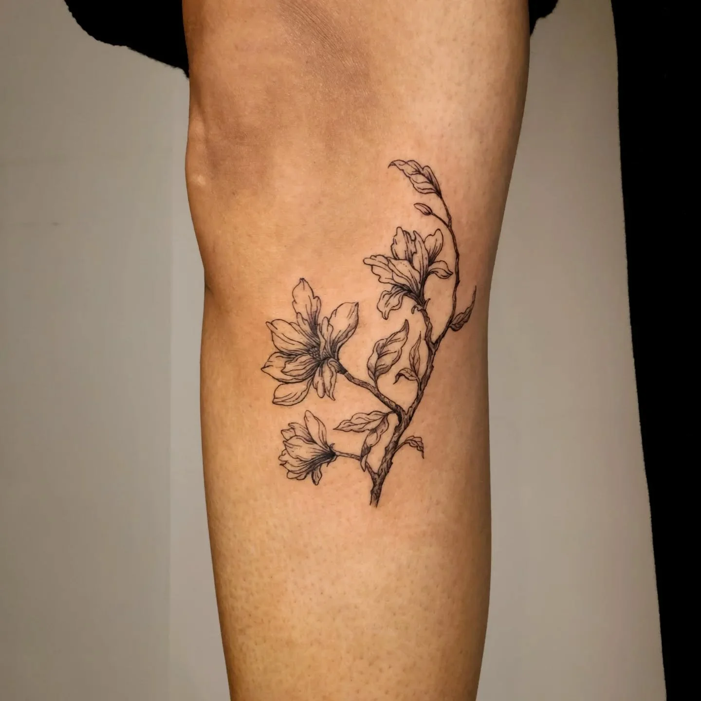A vintage floral for Deidra!! A new companion piece for the hummingbird tattoo I did for her almost 2yrs ago. A beautiful addition!! Thank you for coming back D!
.
#floraltattoo #vintageillustrationtattoo #flowertattoo #hummingbirdtattoo #nyctattoo