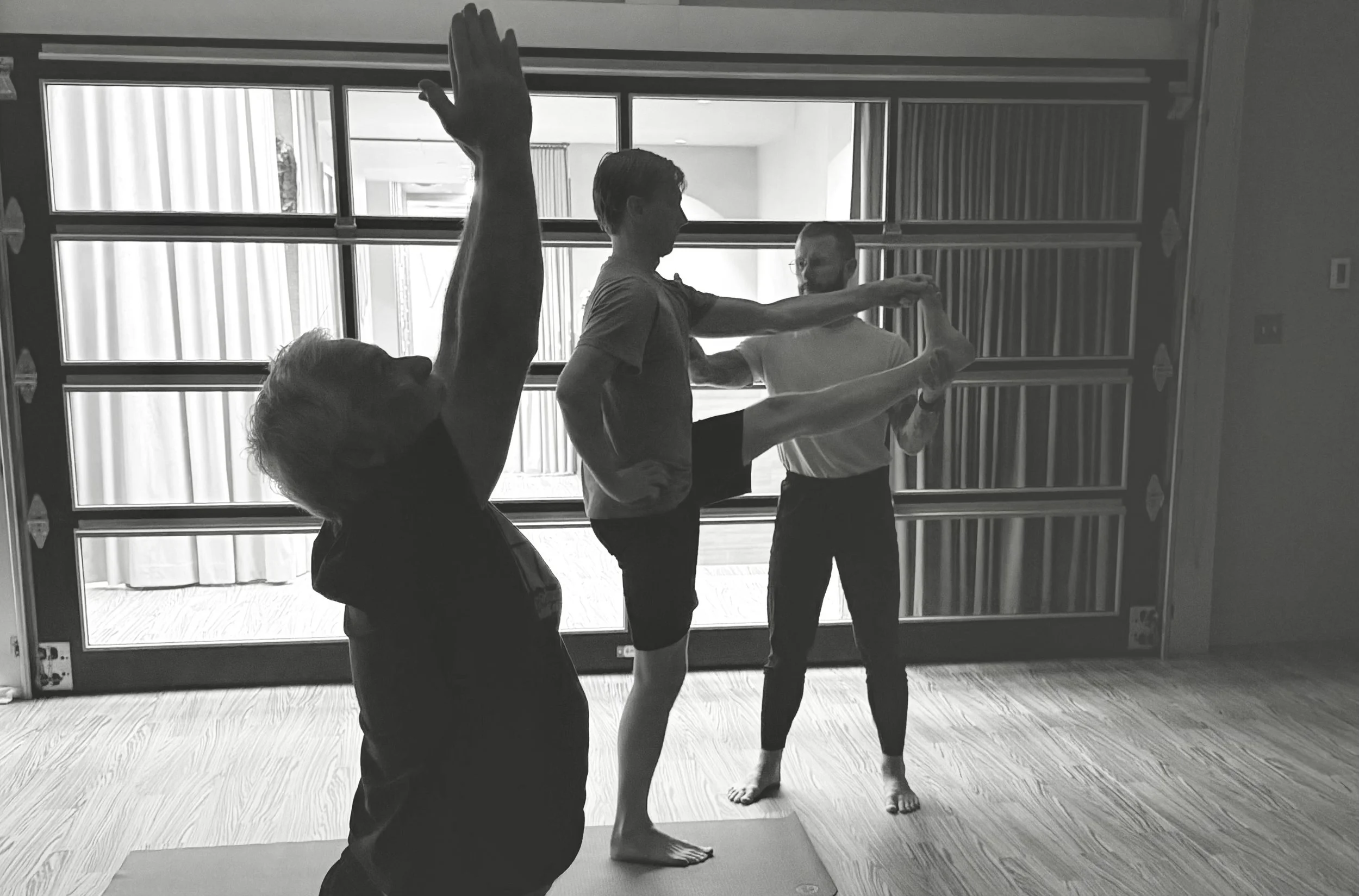 Mysore-yoga-students-teacher