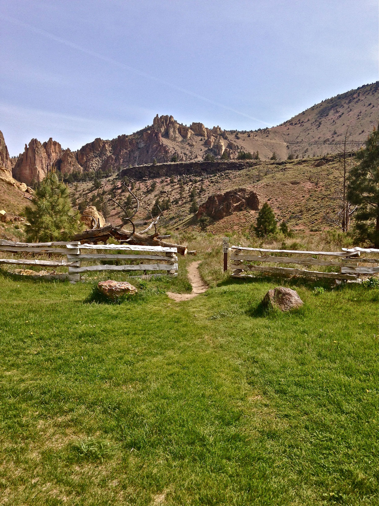 Start of Homestead Trail from helipad area before the bridge at Smith Rock State Park.