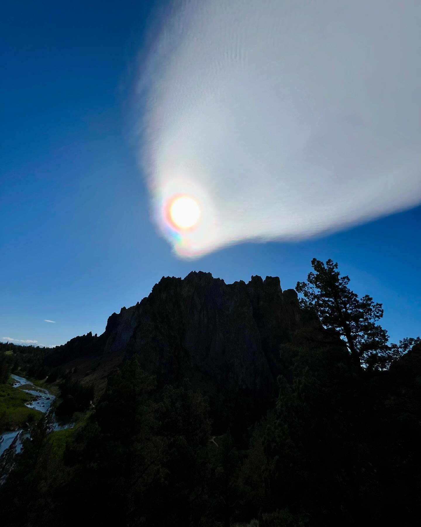 The wind blew itself out yesterday, making the sun look like a comet, leaving the mountains out for the most part today, as the weather heads for rain on Tuesday.  @smithrockpark 
.
.
.
#may #mayincentraloregon #stormiscoming #smithrock #smithrocksta