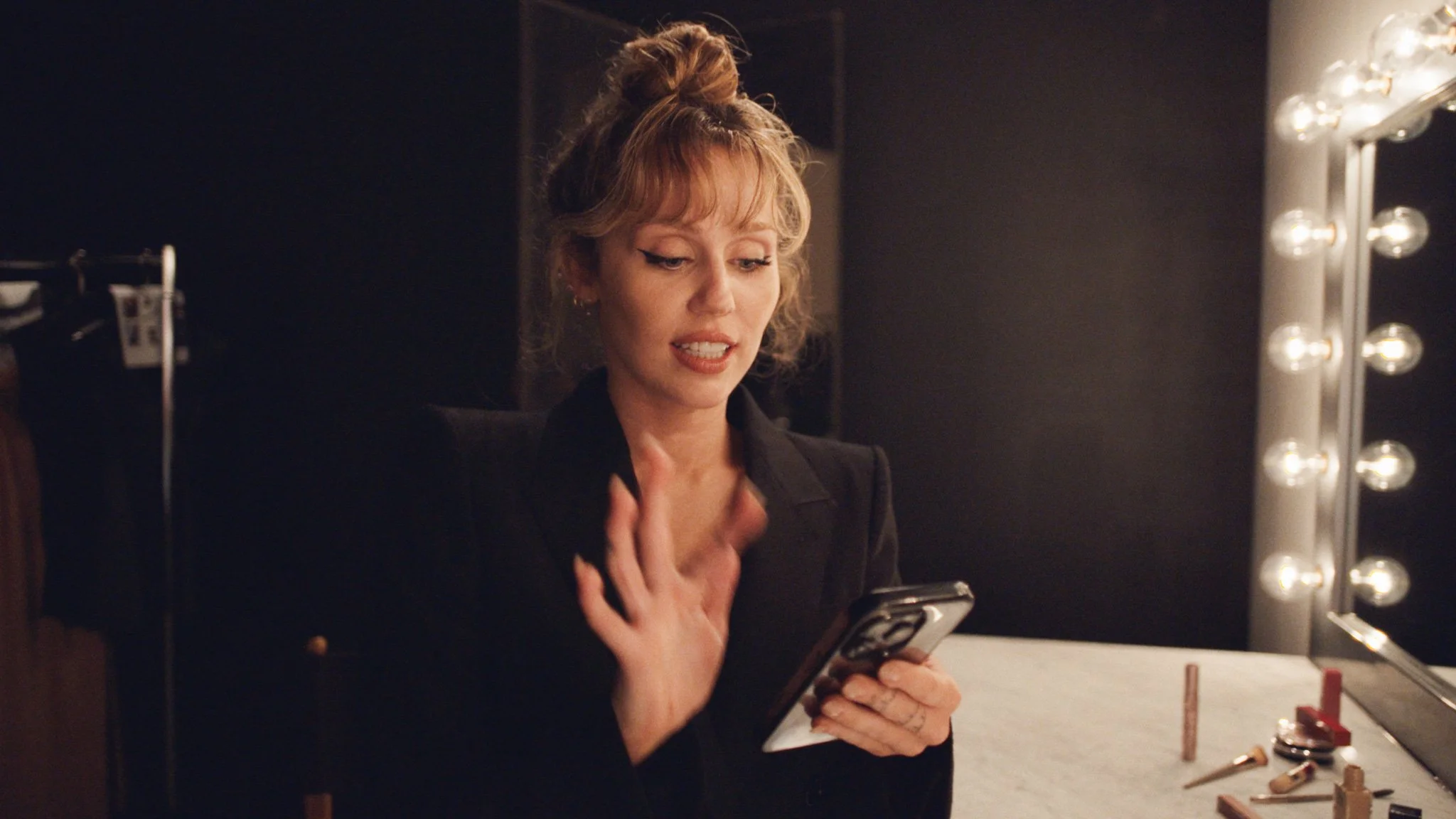 Miley Cyrus_1.1.1-2.jpg