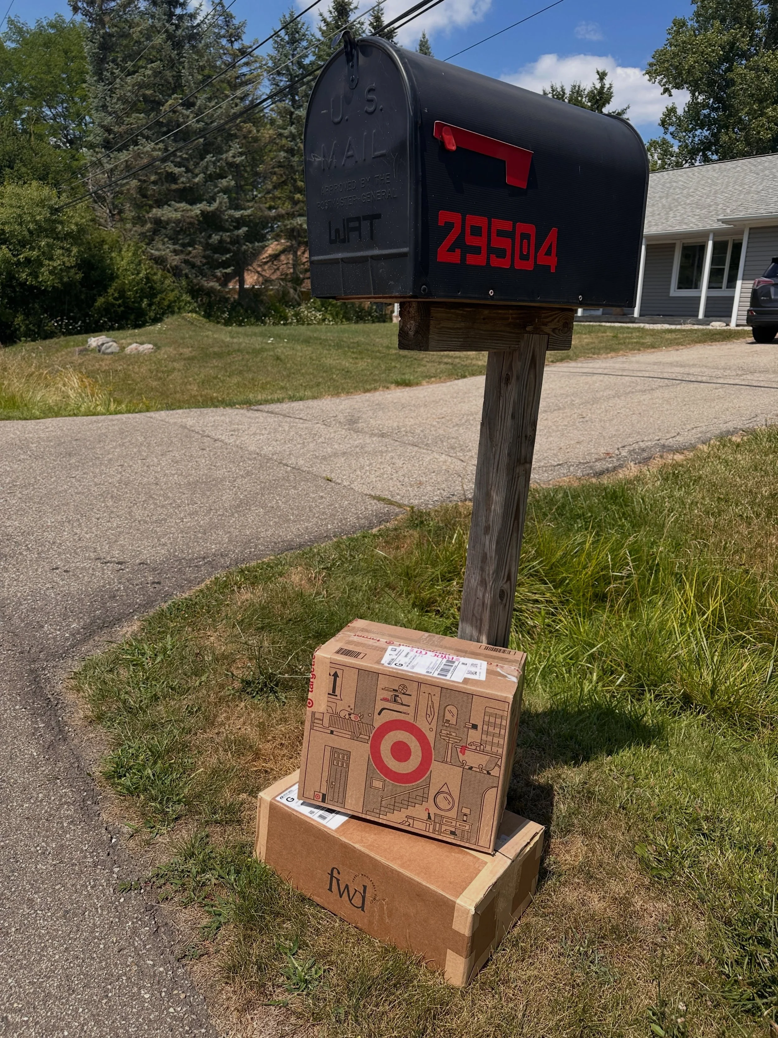 📦 outgoing 📦 i&rsquo;ve wanted to paint our mailbox since the day we moved in almost 3 years ago 🙈 i don&rsquo;t love the &ldquo;font&rdquo; the previous chose and their initials are literally baked into the paint on the front 🤣 maybe before summ
