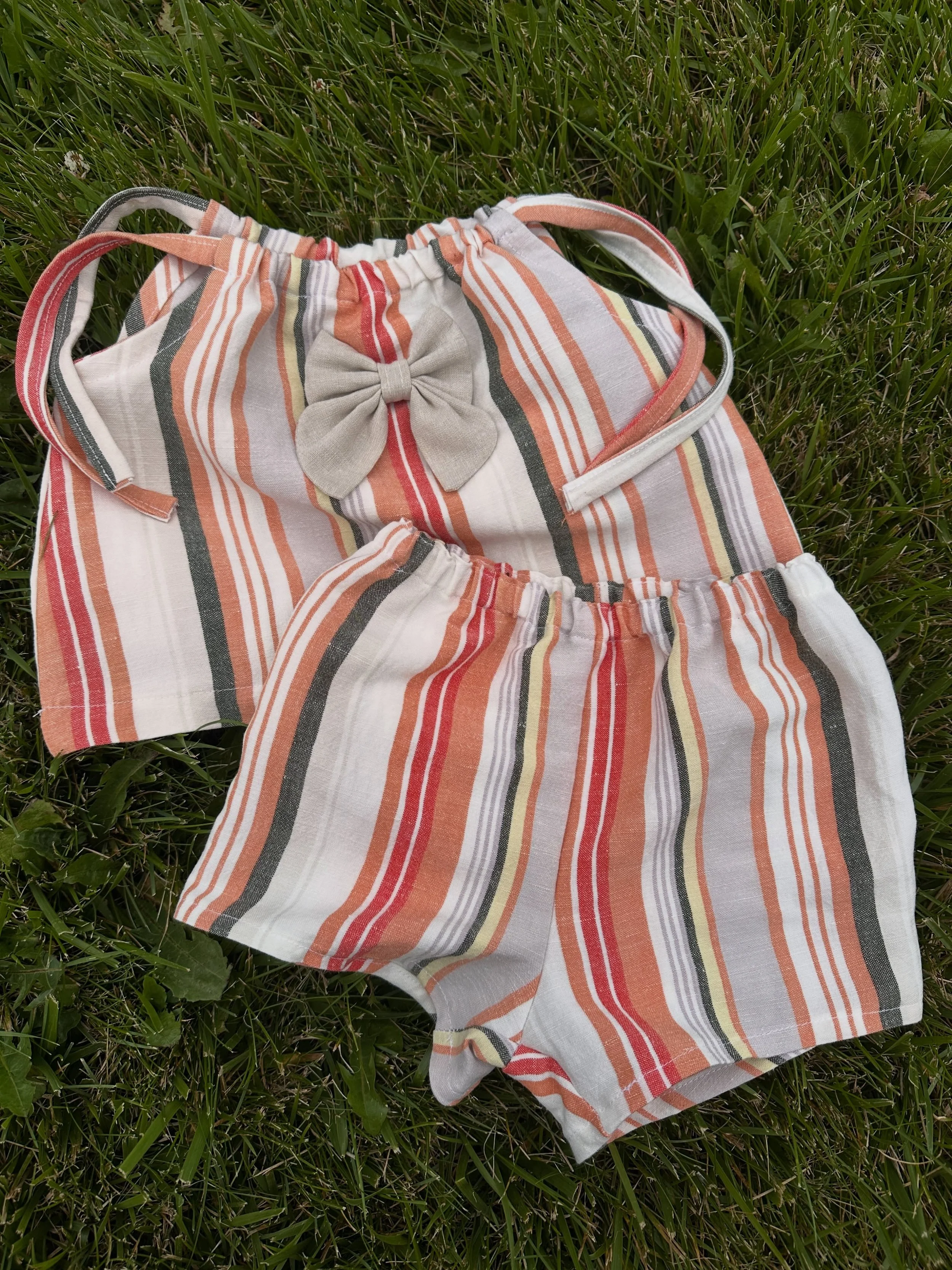 glad to put the @tinyfolkpatterns daisy set pattern to use again on an outfit for my niece 🥰