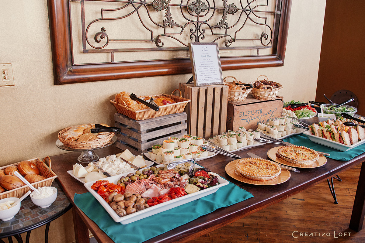 15-Creativo-TinyWedding-Brunch-buffet-wood-crates.jpg