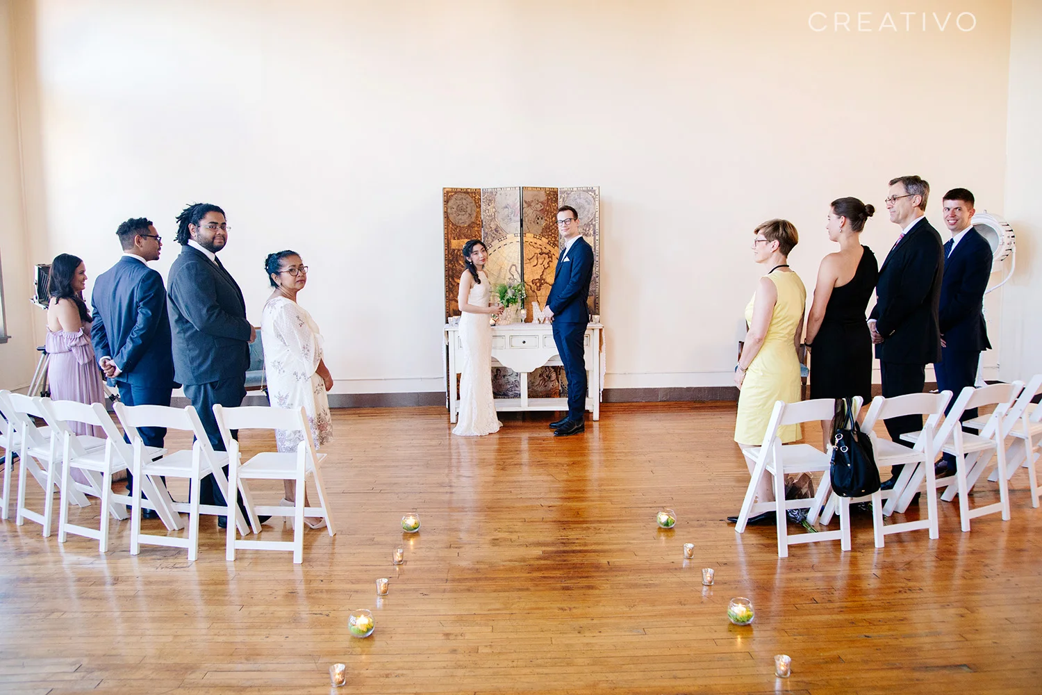 13. Destination elopement to Chicago with your family, with travel decor and theme