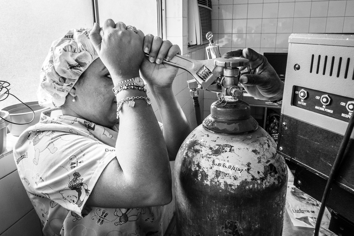 Anesthesiologist par excellence, Dr Maria from the DR, is checking out the oxygen supply.