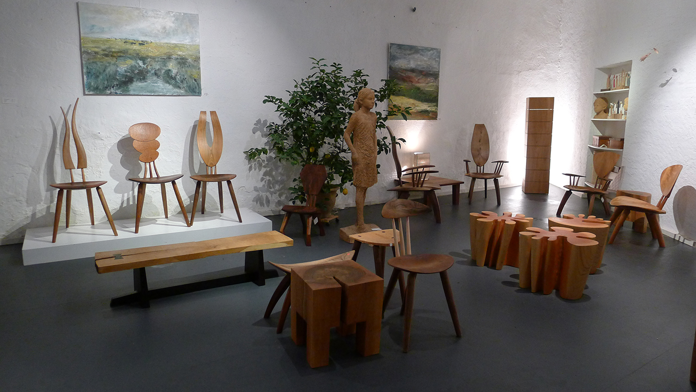 Öl Bilder Akela Möhren, Skulptur Jozek Nowak, Schrank Johannes Glockner, Tisch Lampe Manfred Braun, fliegende Skulptur Marcin Rzasa