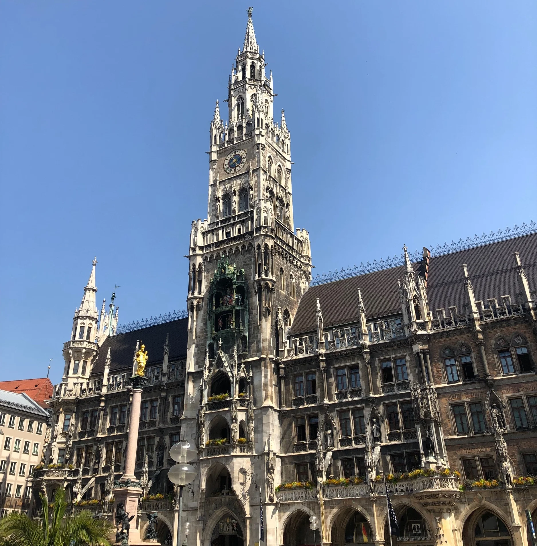 There are five entrances to Ratskeller around the Marienplatz.