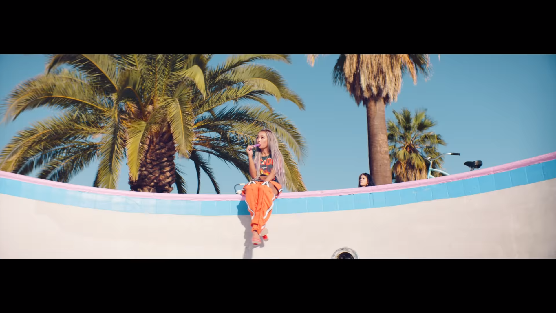 HYOLYN(효린) 'BAE' Official MV 1-18 screenshot.png