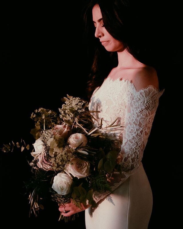 Warm light, stunning blooms, gorgeous bride