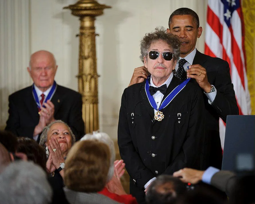 President_Barack_Obama_presents_American_musician_Bob_Dylan_with_a_Medal_of_Freedom.jpg