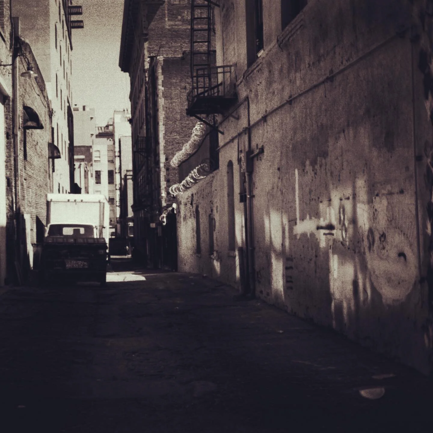 Alley Wall
Pentax Mx smc-m 40 f2.8
Ilford XP2 400

#pentaxmx #losangeles #photography #ilfordxp2 #bnw_captures #filmphotography #downtownla #gpwstudio