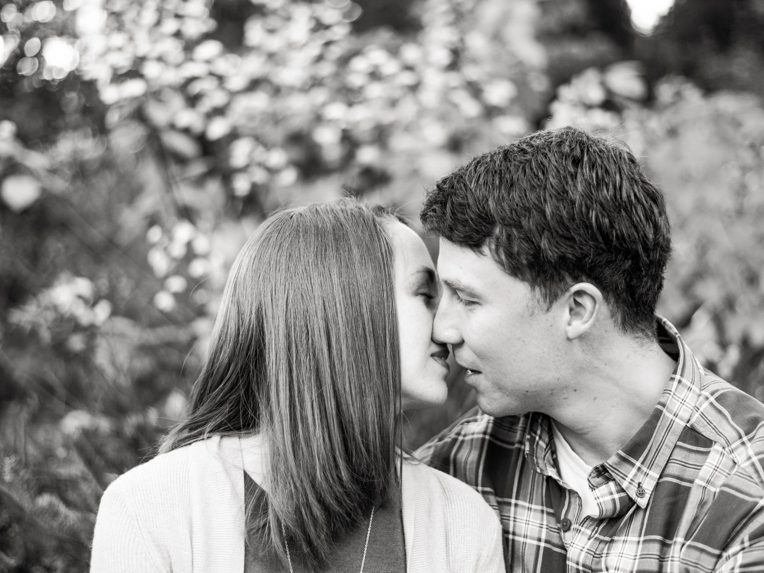 fall engagement photos romantic