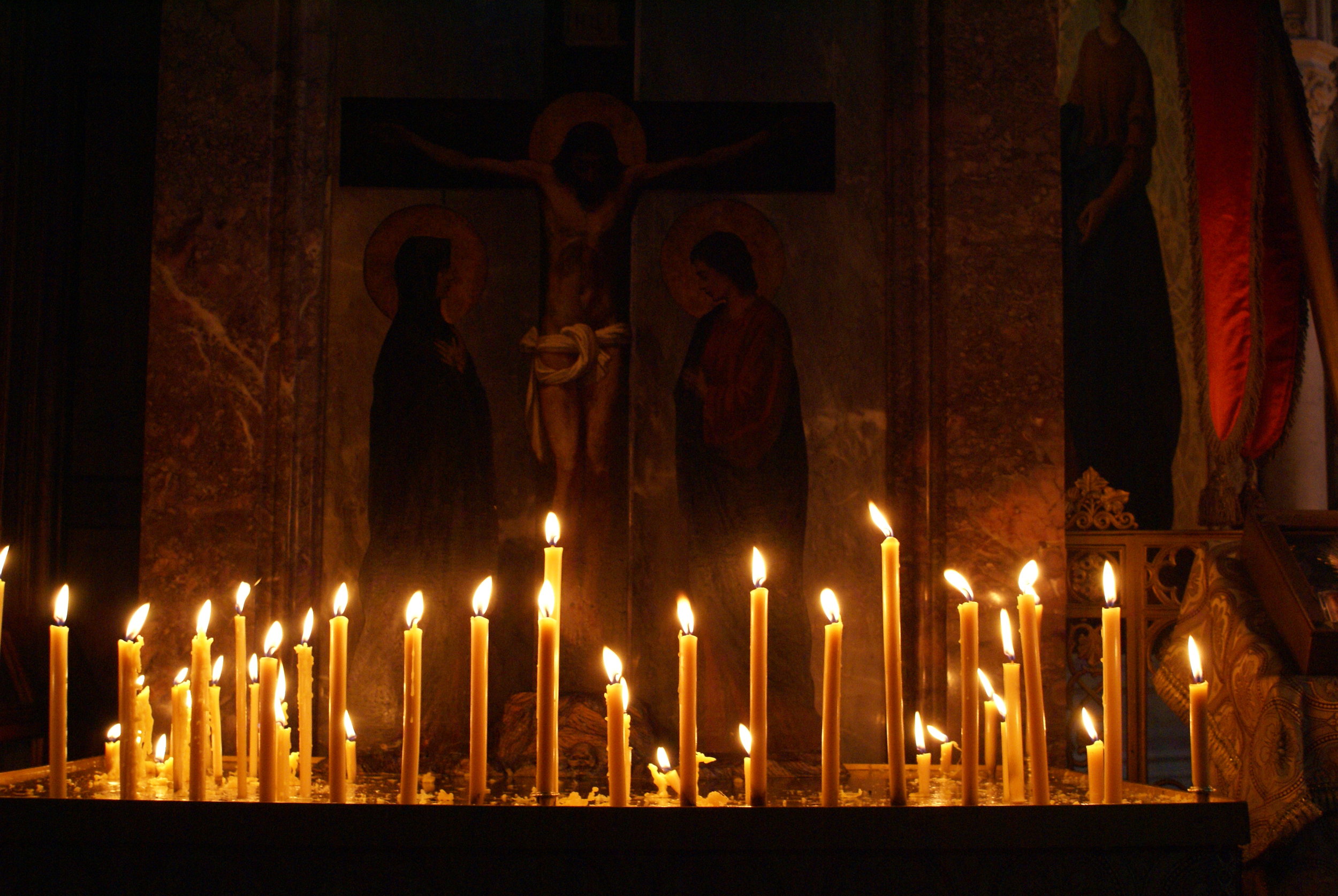 Какому святому поставить свечку. Свечи в храме. Горящие свечи в храме. Свеча православная. Церковь внутри свечи.