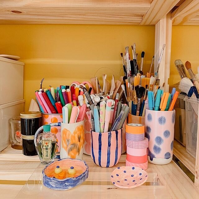 i love snooping and seeing artists' studio spaces, so here's a little peek into one of my shelves from a few weeks ago (it's grown in clutter and mess already..) ⁠
⁠
some of my favourite things that i use very often and a few weird things too:⁠
⁠
🖋️