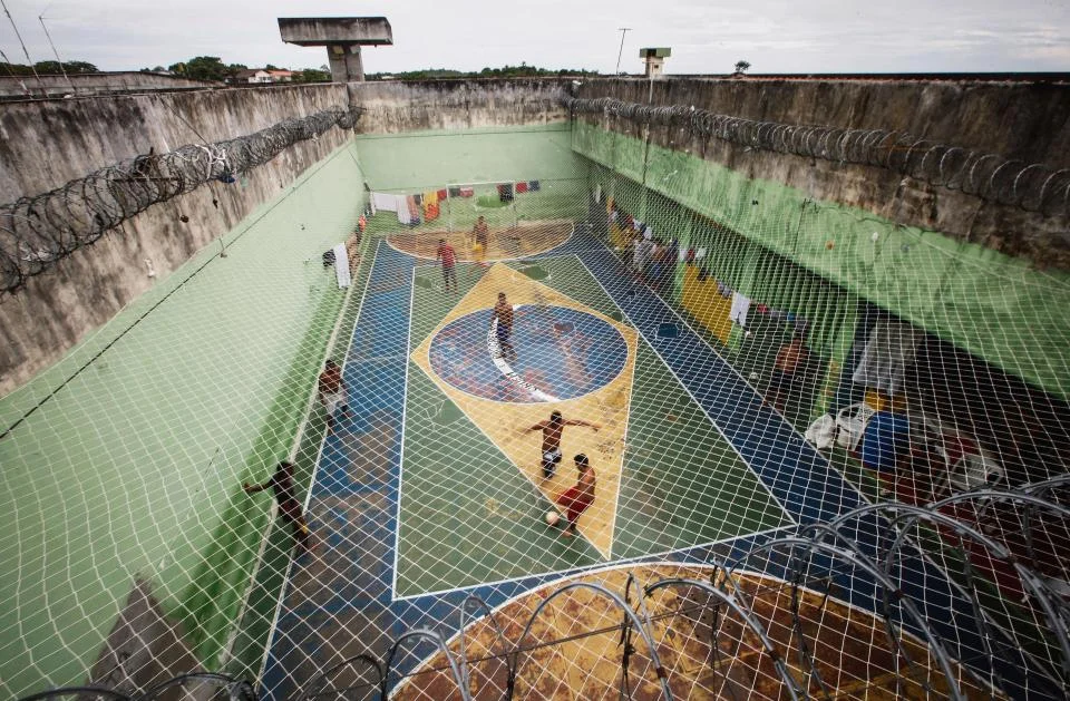 https://images.squarespace-cdn.com/content/v1/5869349b6b8f5b181084dd2f/1521809319424-1UN9QJ1E0EPNPYWB5TLZ/Brazil%2Bprison%2BFootball%2BPitch.jpg?format=1500w