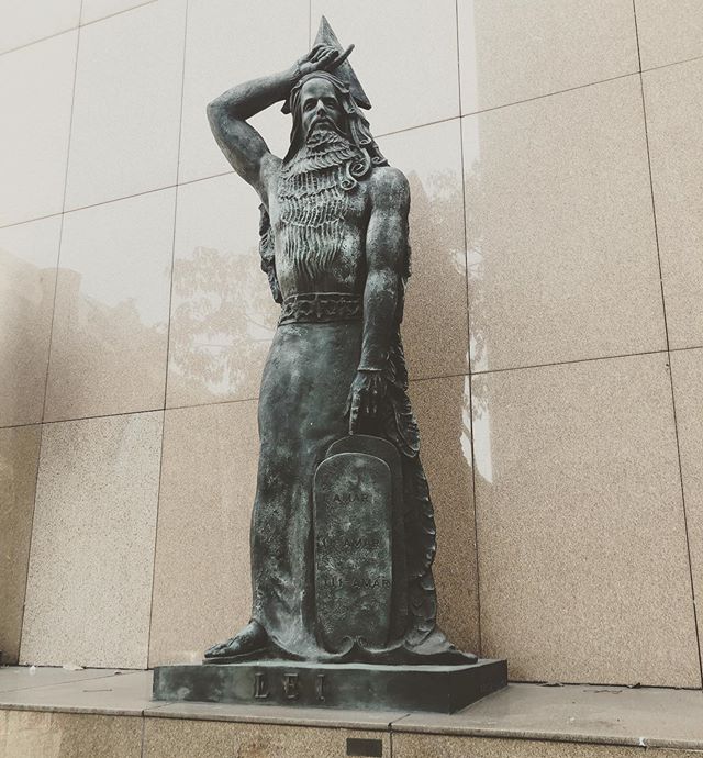 A Lei Brasileira.
⚖️🇧🇷 Impressionante.
E a prática?
Alguém sabe a história sobre esta estátua?