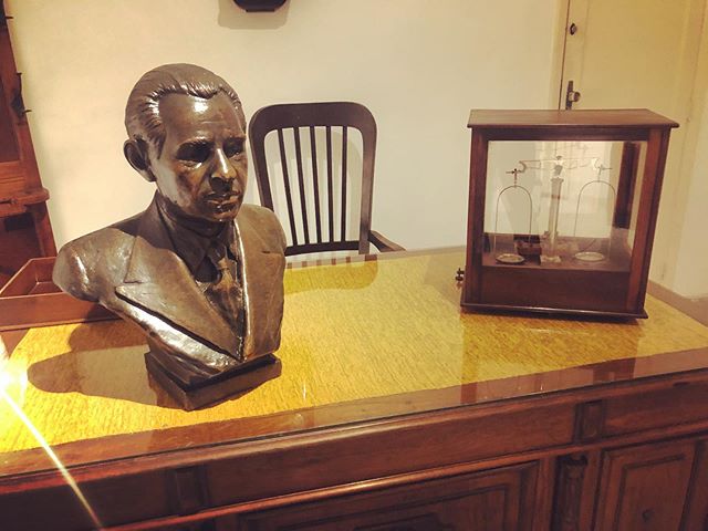 🇧🇷Fui pro Museu Penitenciário do Rio... porque eu sou um geek. Encontrei esse cara #Lombroso que contribuiu para muitos problemas. Com sua influente pseudociência, ele sugeriu que a criminalidade poderia ser herdada e a ideia de um "criminoso nascido" que pudesse ser identificado por características físicas.
Embora suas teorias tenham sido desmascaradas, infelizmente, suas idéias racistas estão ganhando popularidade novamente e nós, criminologistas, devemos estar na vanguarda da luta contra tais mentiras. 🇬🇧I went to the Prison Museum in Rio... because Im’m a geek. I met this guy Lombroso, who has a lot to answer for. With his influential pseudoscience he suggested that criminality could be inherited and the idea of a ’born criminal’ that could be identified by physical characteristics. Although his theories have been debunked, unfortunately, his racist ideas are gaining popularity again & us criminologists must be at the forefront of the fight against such lies.