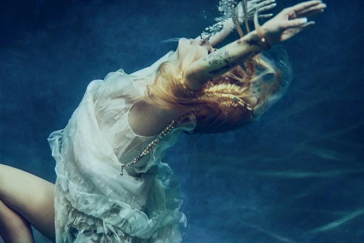 Avril-Lavigne-water-first-image-head-above-water.jpg
