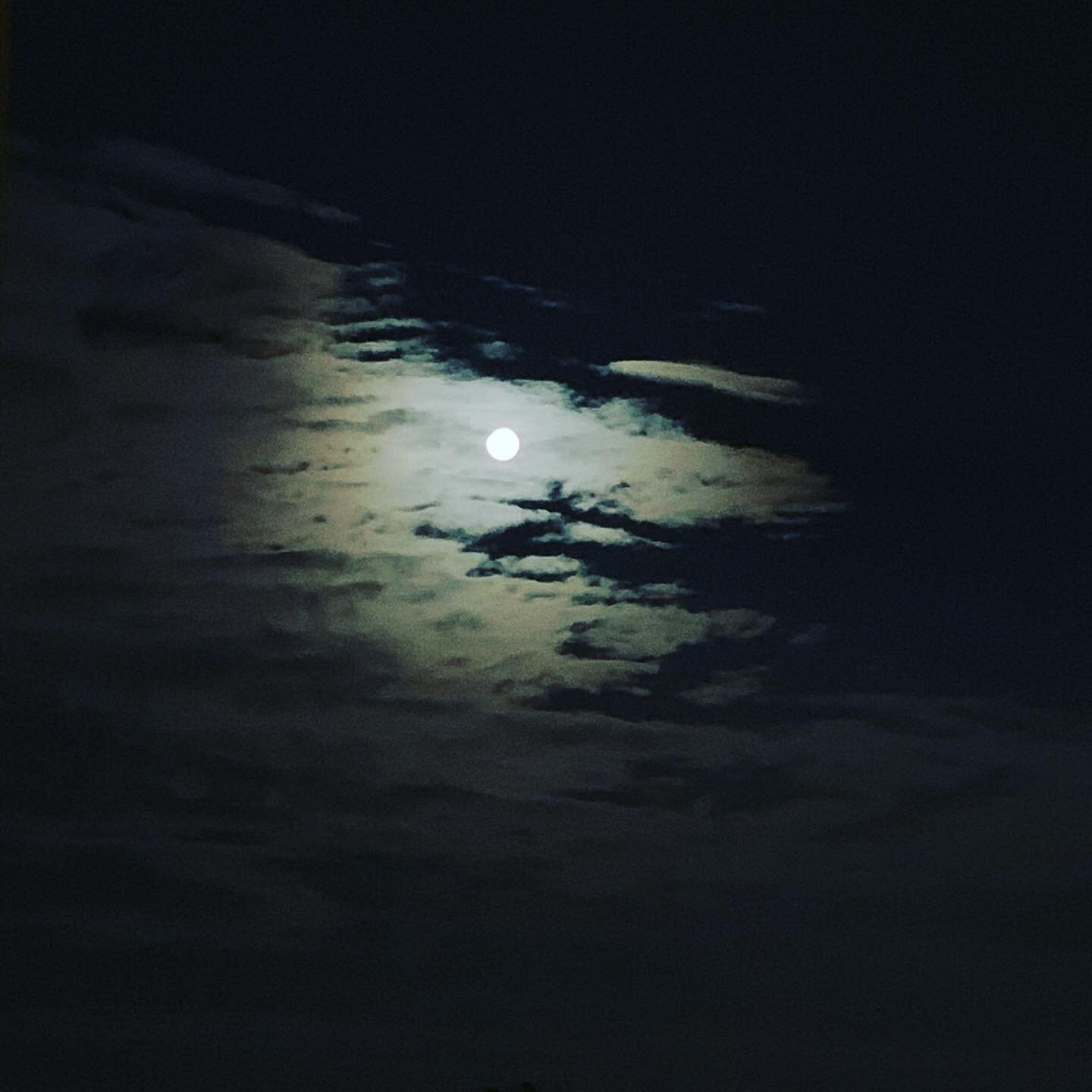 Full Moon 🌕 Friday 🥰😍
..
What rituals are you practicing? 
Comment below 👇🏽 
.
.
#fullmoon #tgif #happyfullmoon #moonchild #latenights #earlymornings #grandrising #moonrituals #sacredpractice #grandmothermoon #pachamama #grateful #moon #moonview