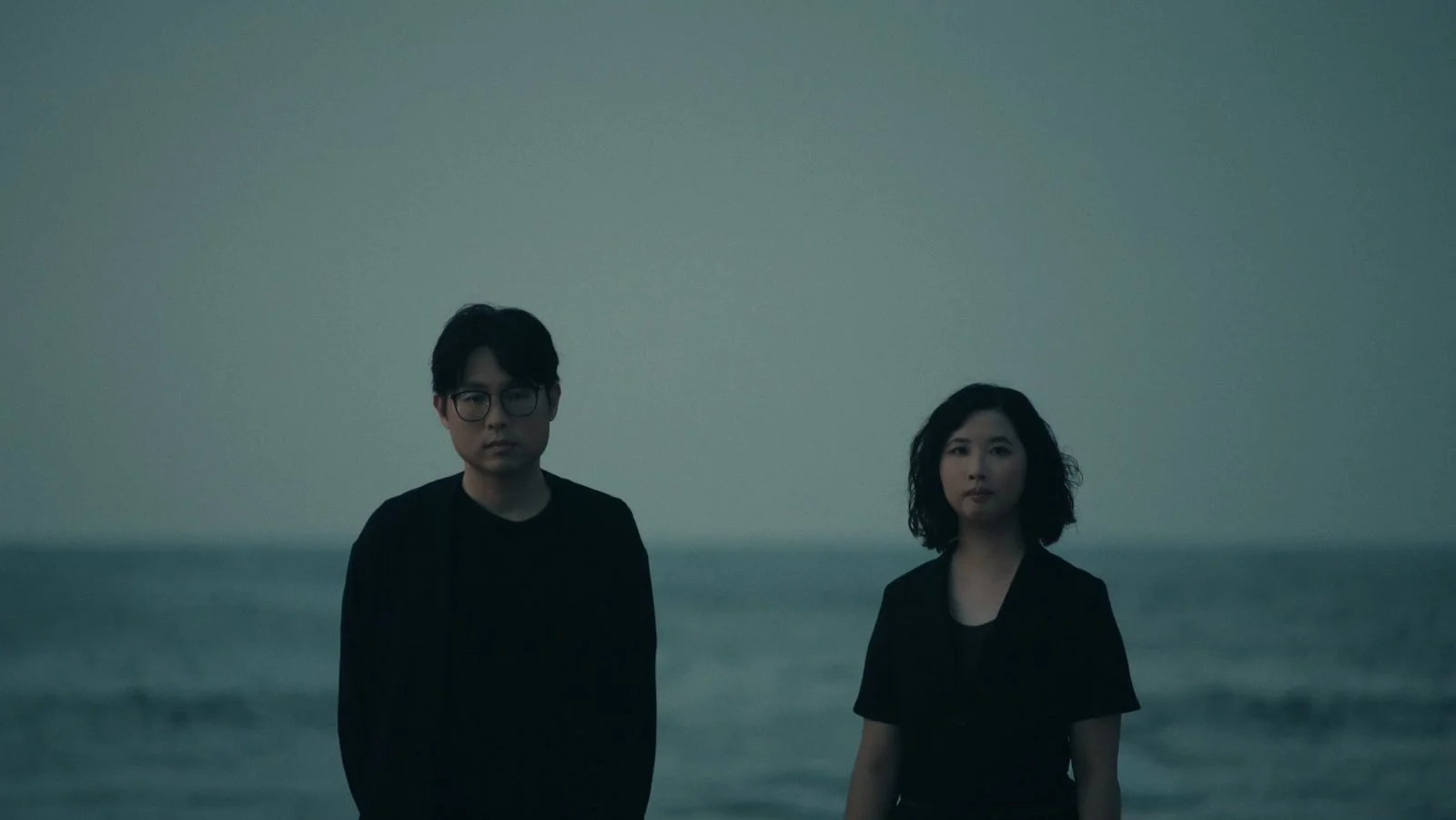 Noir at 3 林孝親與林思妤在海邊的合照