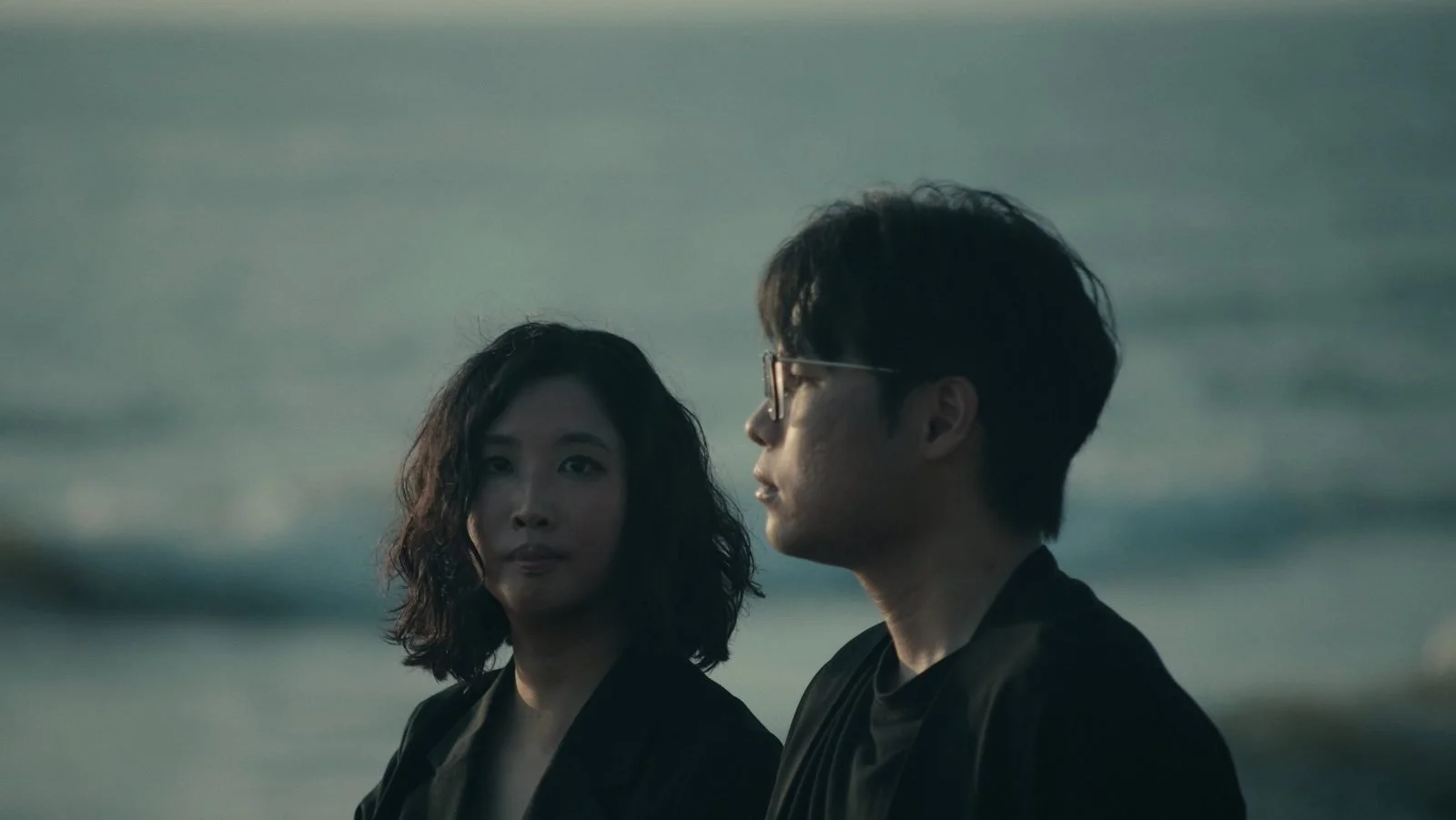 Noir at 3 林孝親與林思妤在黃昏的海邊