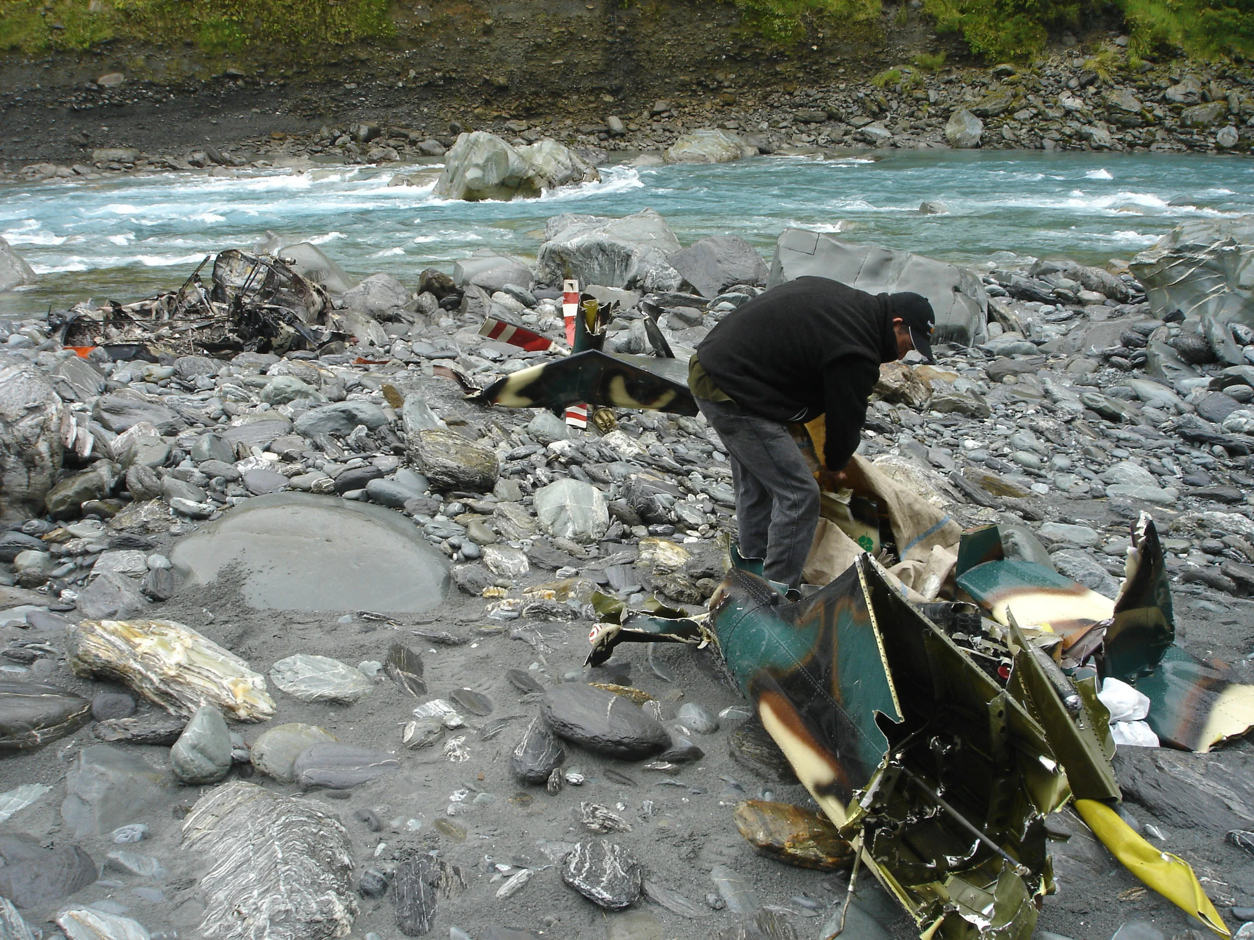 The late and legendary Morgan Saxton recovering what's left of the tail boom. The first time I flew with Moragn was a flight around Mt Aspiring on the way to raft the Waiatoto river, most exciting flight of my life, Morgan had just turned 18 at the time.&nbsp;