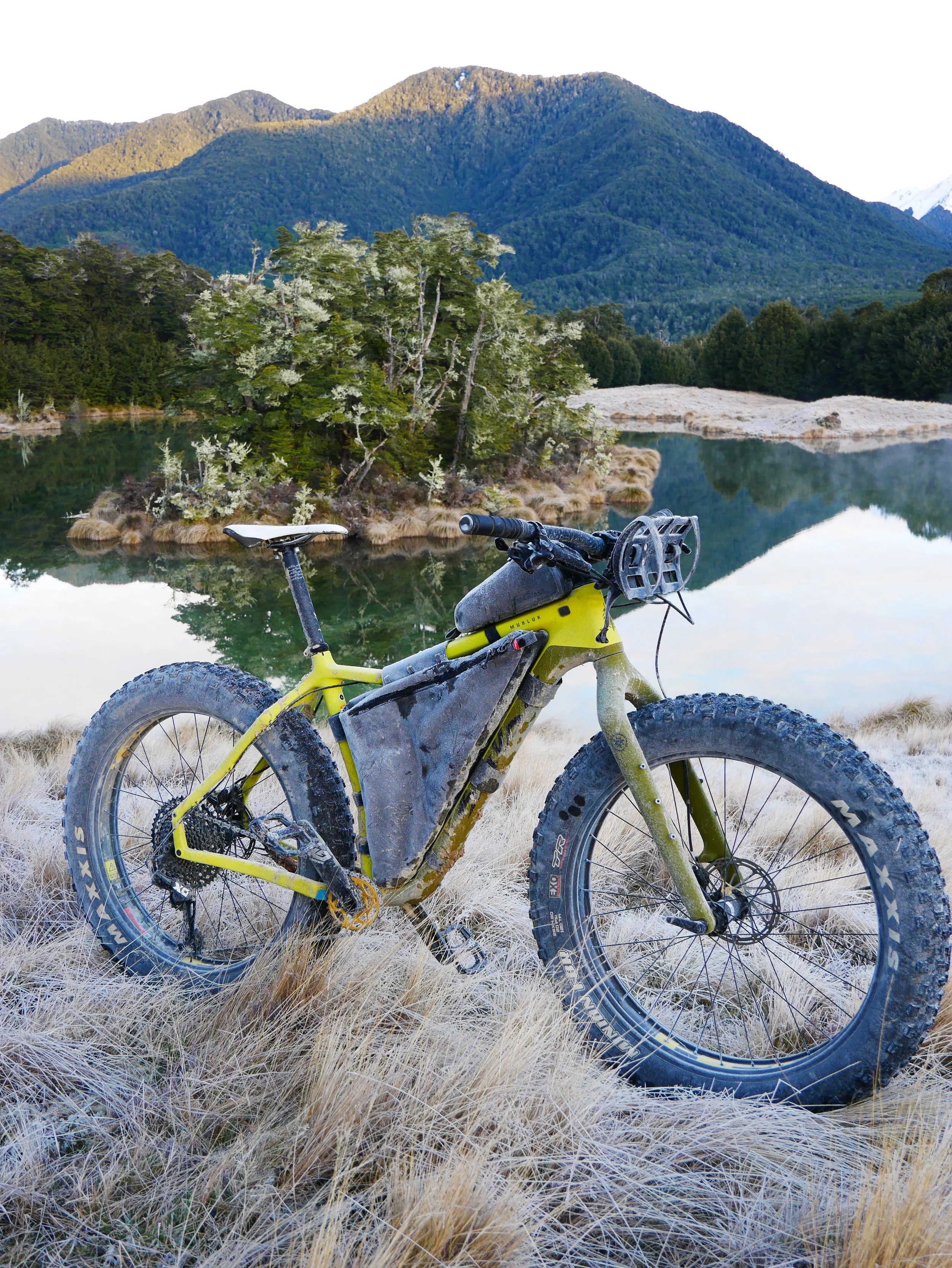 Frosty spring bikerafting, Poulter River