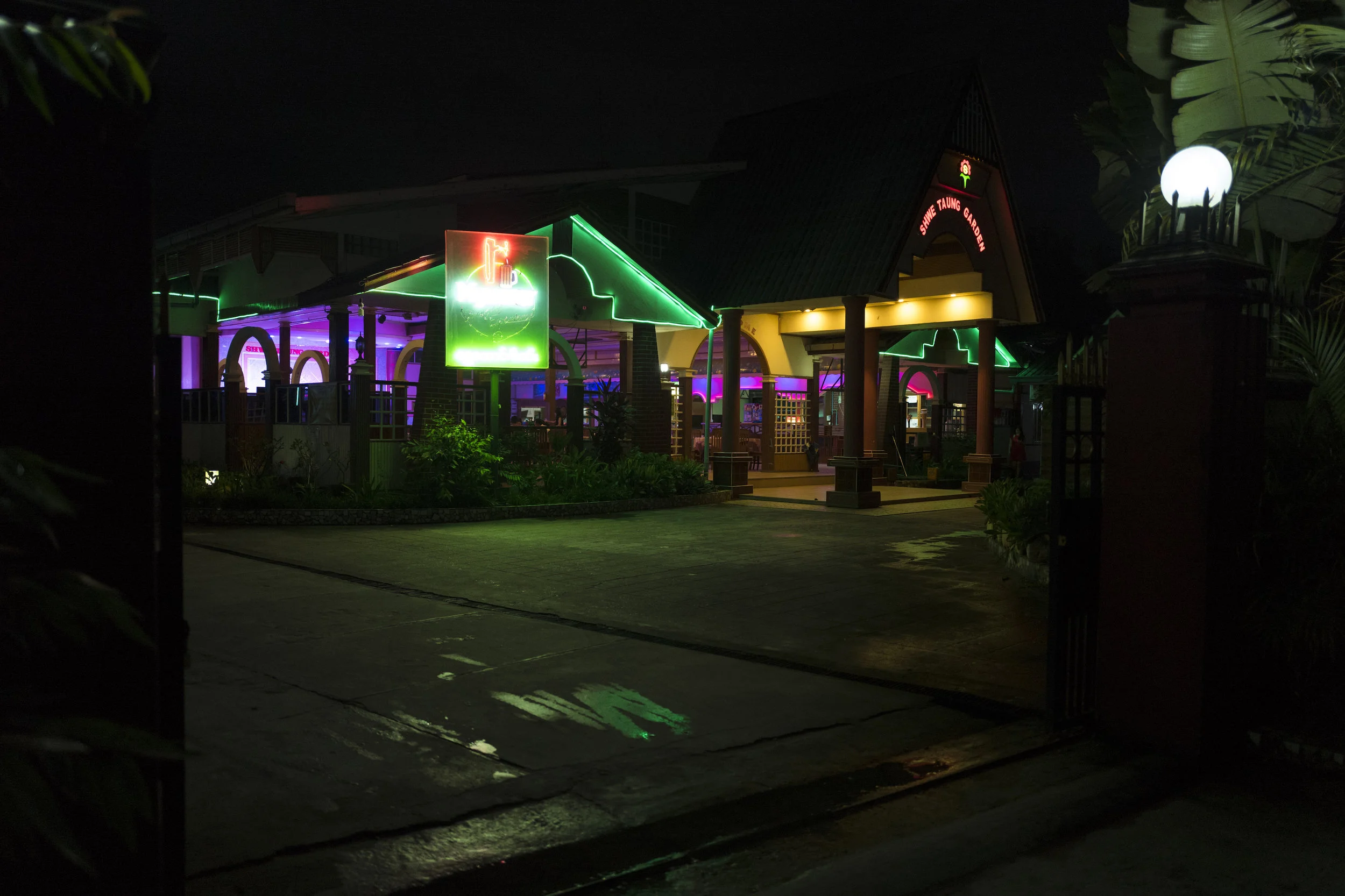 restaurantext_L1000386.jpg