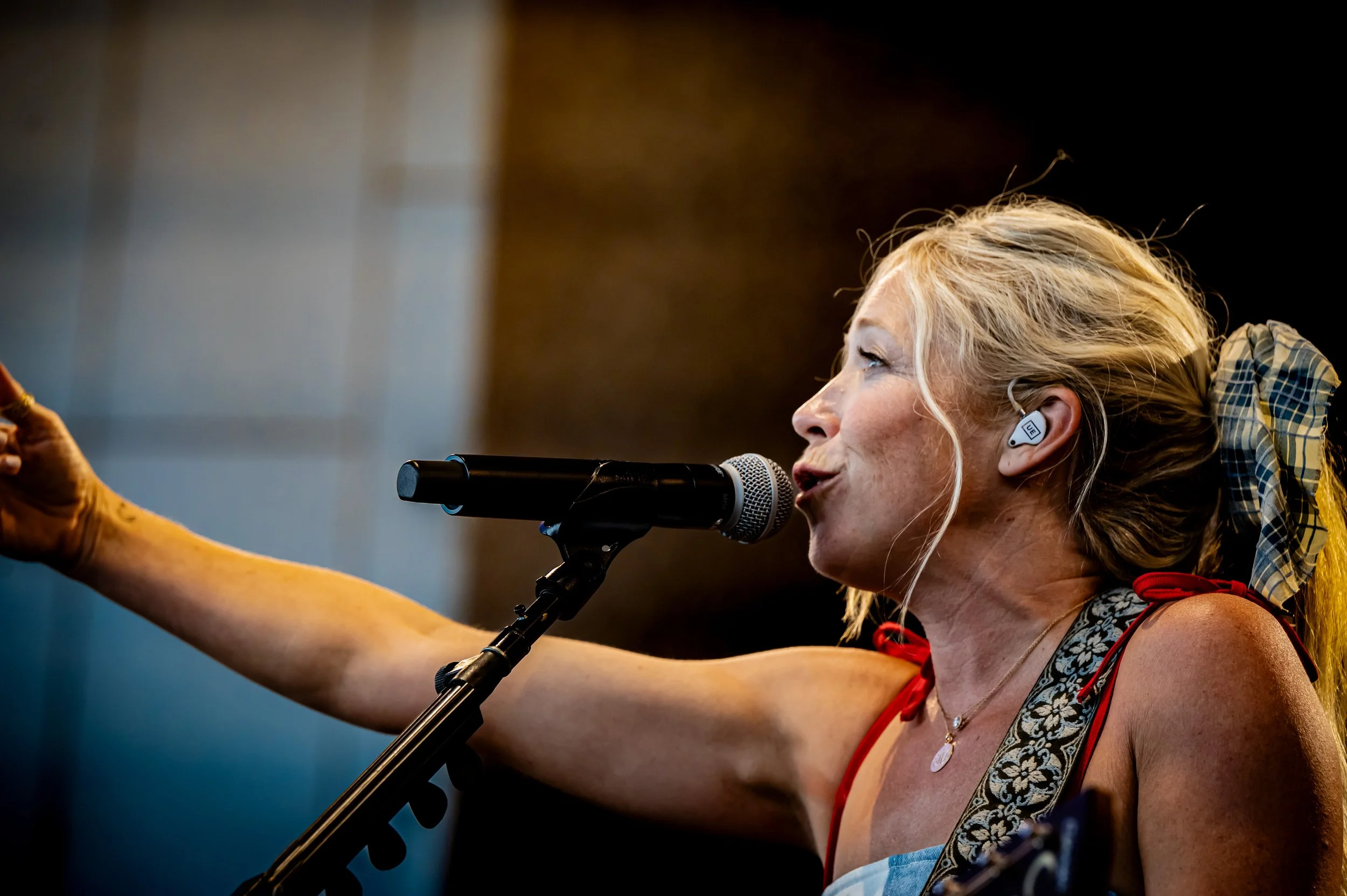 Drew & Ellie Holcomb_0096_70-200.jpg