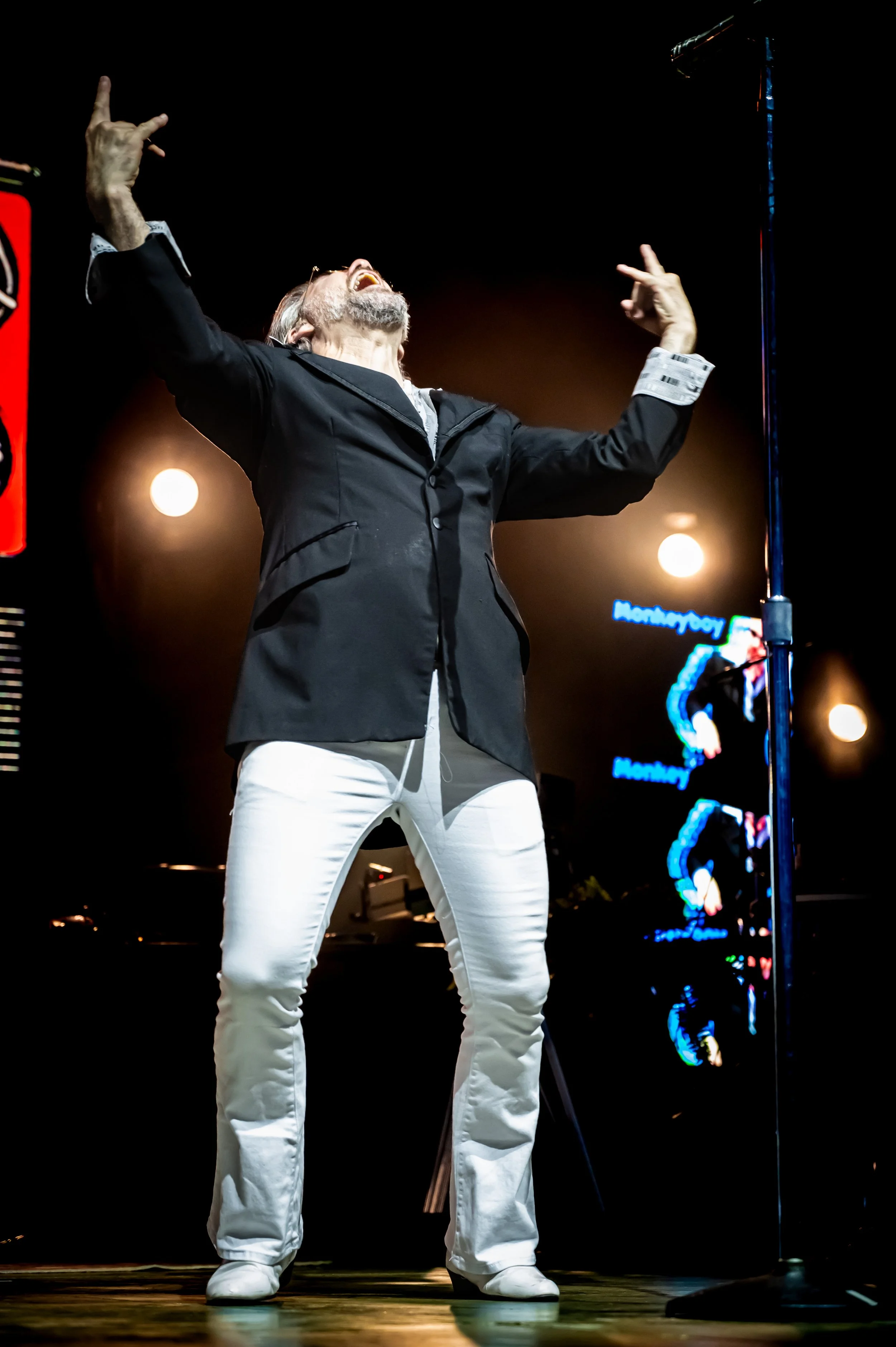 Yacht Rock Revue_0005_24-70.jpg