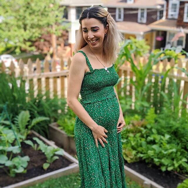 Everything is growing, including me! 🌱 Baby boy due mid-November, and today marks the official halfway point through the pregnancy 💚 Being pregnant just generally is a rollercoaster, but being pregnant in the time of Corona, separated from friends 