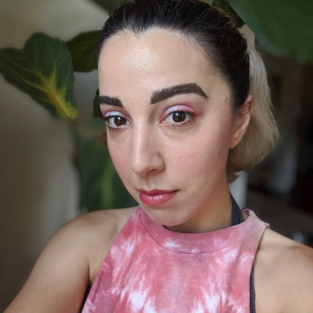 ✌️☮️ I know in pandemic times the world has once again embraced the art of tie dye, and I am no exception. Obsessed with this vintage tie dye top from @roam.vintage so I tried to subtly mimic it on my eyes today using the new @elfcosmetics Retro Para