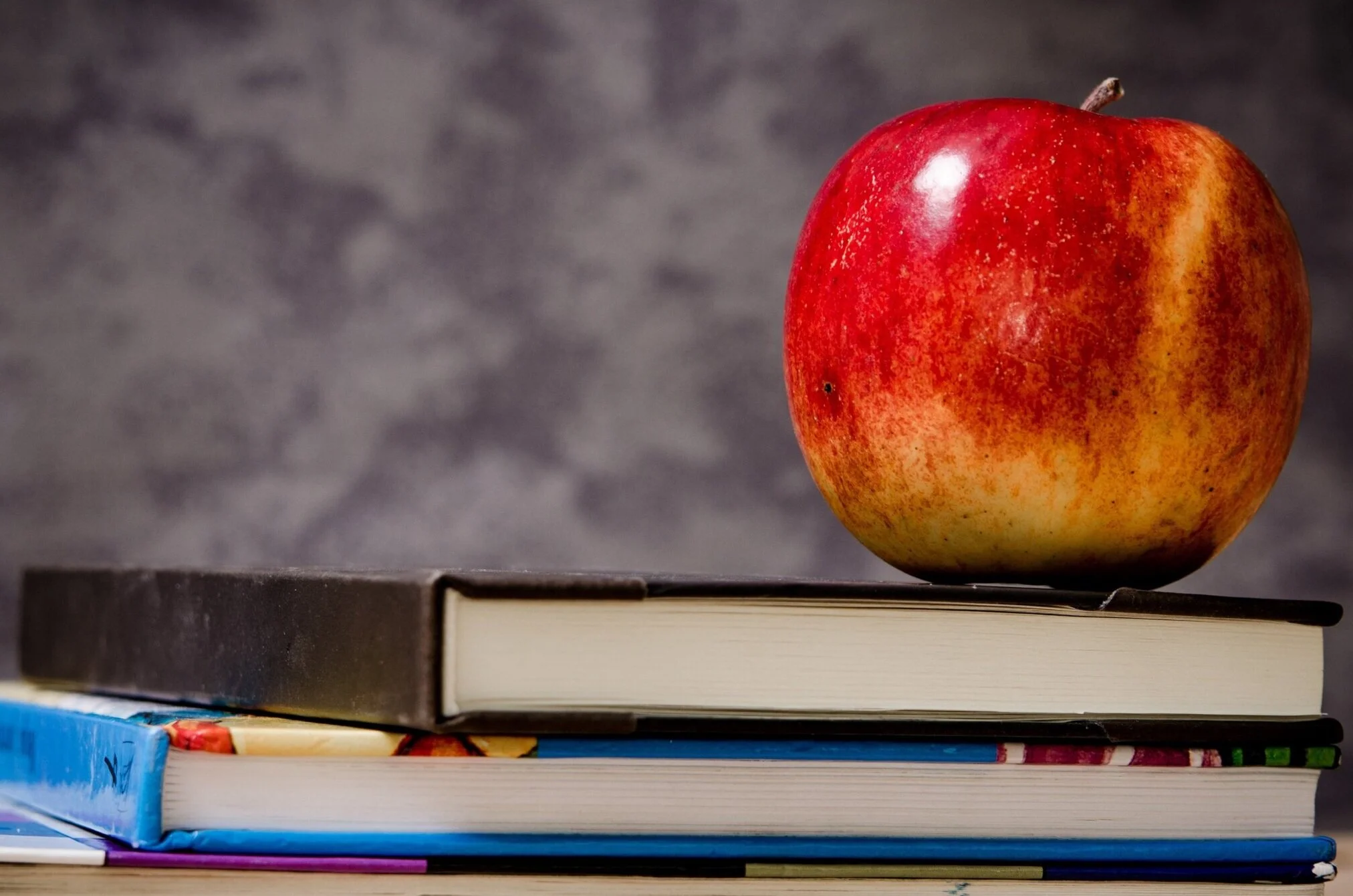 close-up-of-apple-on-top-of-books-256520.jpg