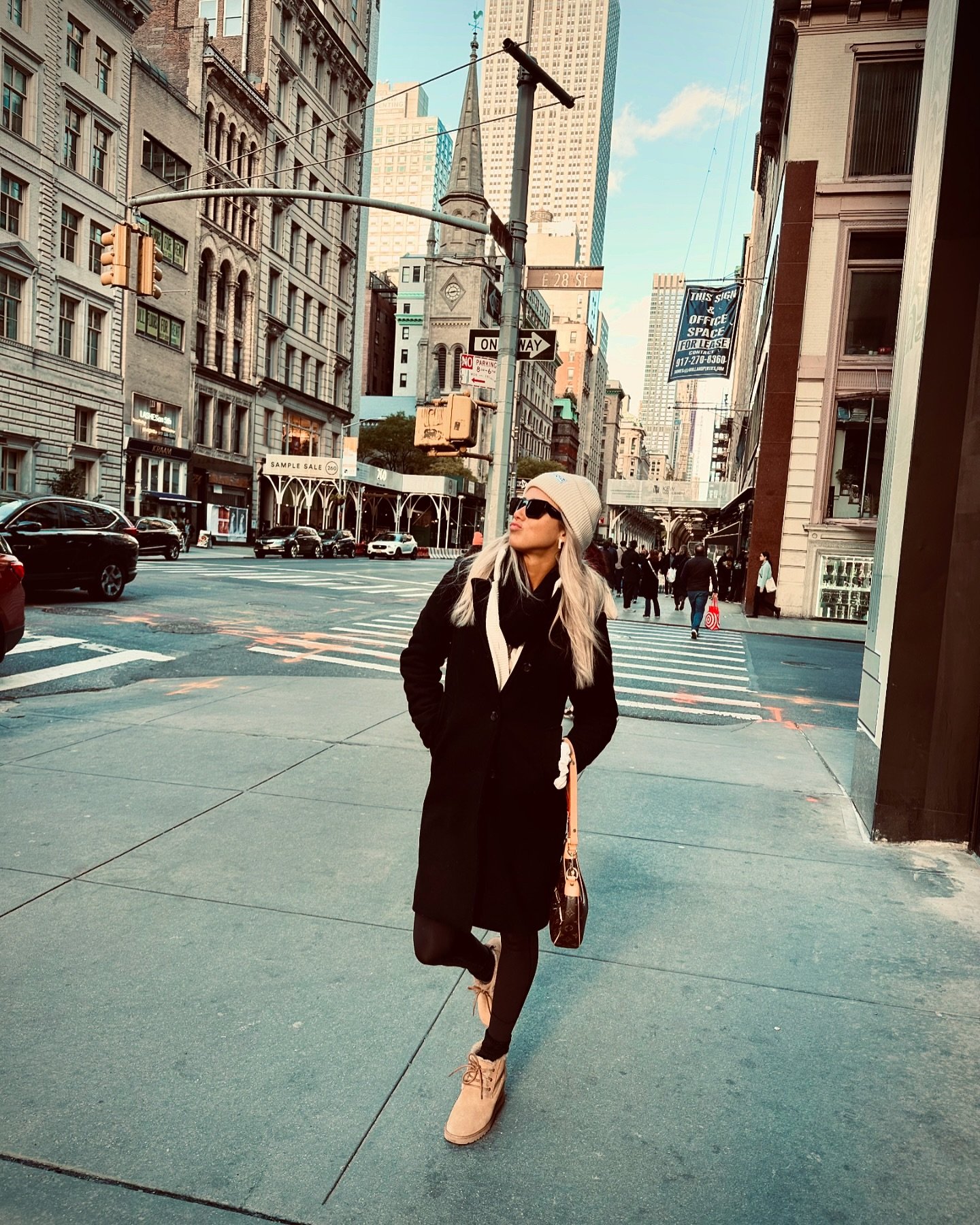 Who else gets turned on by the raging chaos and momentum of a city like New York? 🙋🏼&zwj;♀️

👗 Wearing: four layers
👣 Going: Nowhere
⚡️Feeling: warm inside 

#nyc #travel #manhattan #warmth #wearlayers #thanksgiving2024 #citylife #hustlebustle #t
