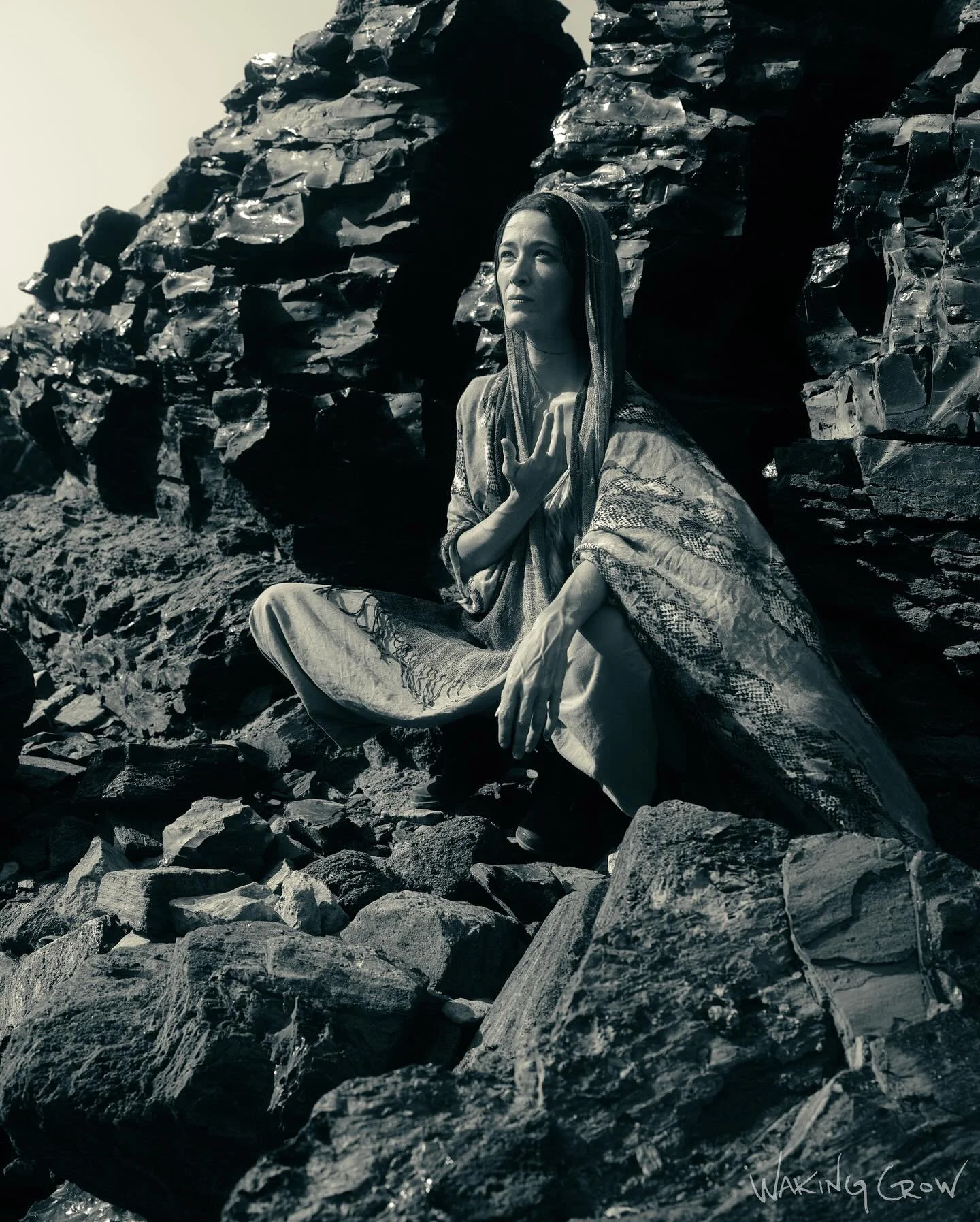 @luxmoderna: Obsidian dreaming in an ocean of lifetimes.