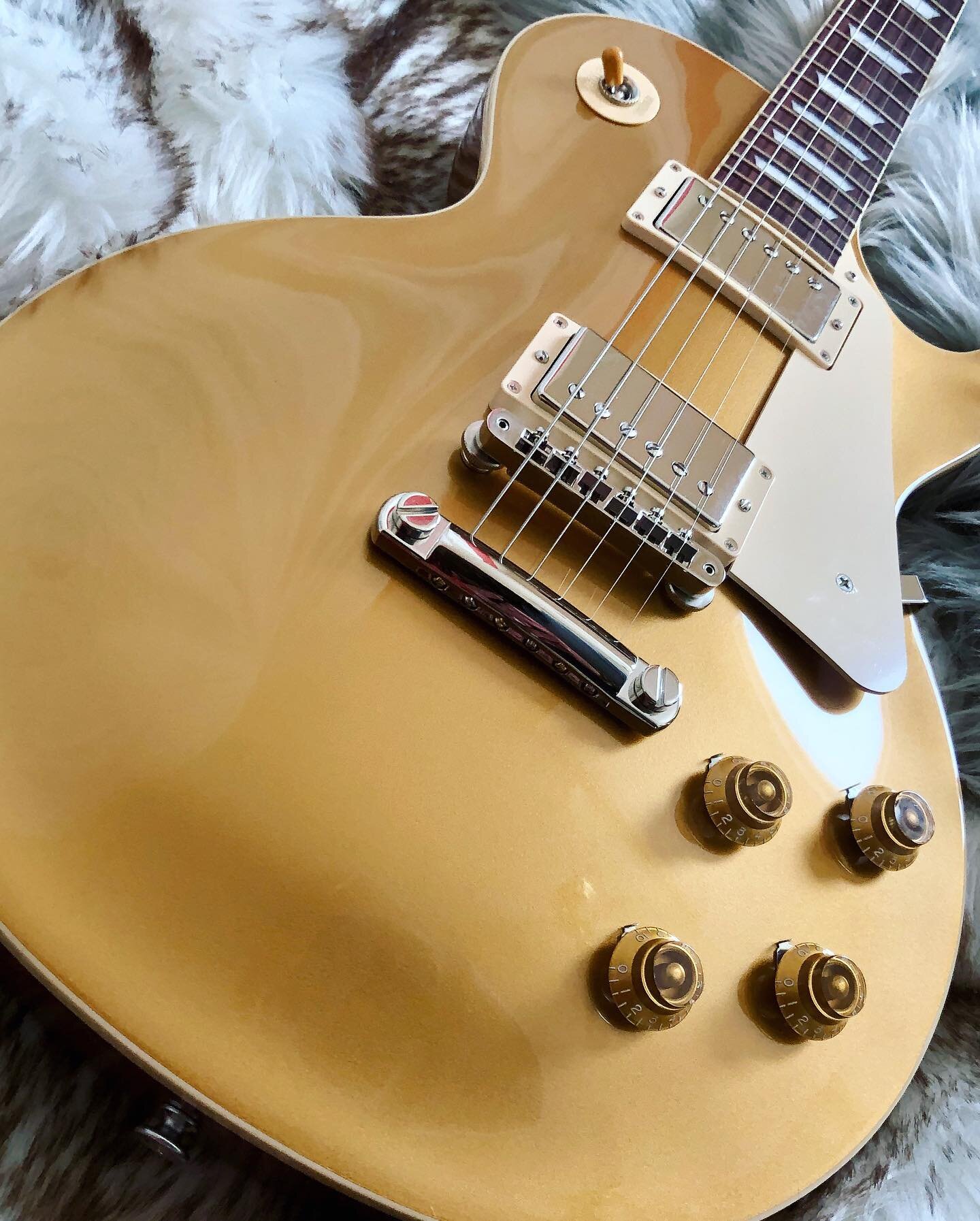 Do ya like Gold?! From its carved maple top to its stockpile of premium features, the Gibson Les Paul Standard &rsquo;50s is ready to rock. Burstbucker pickups and handwired electronics deliver a massive tone arsenal. Enjoy effortless playability cou