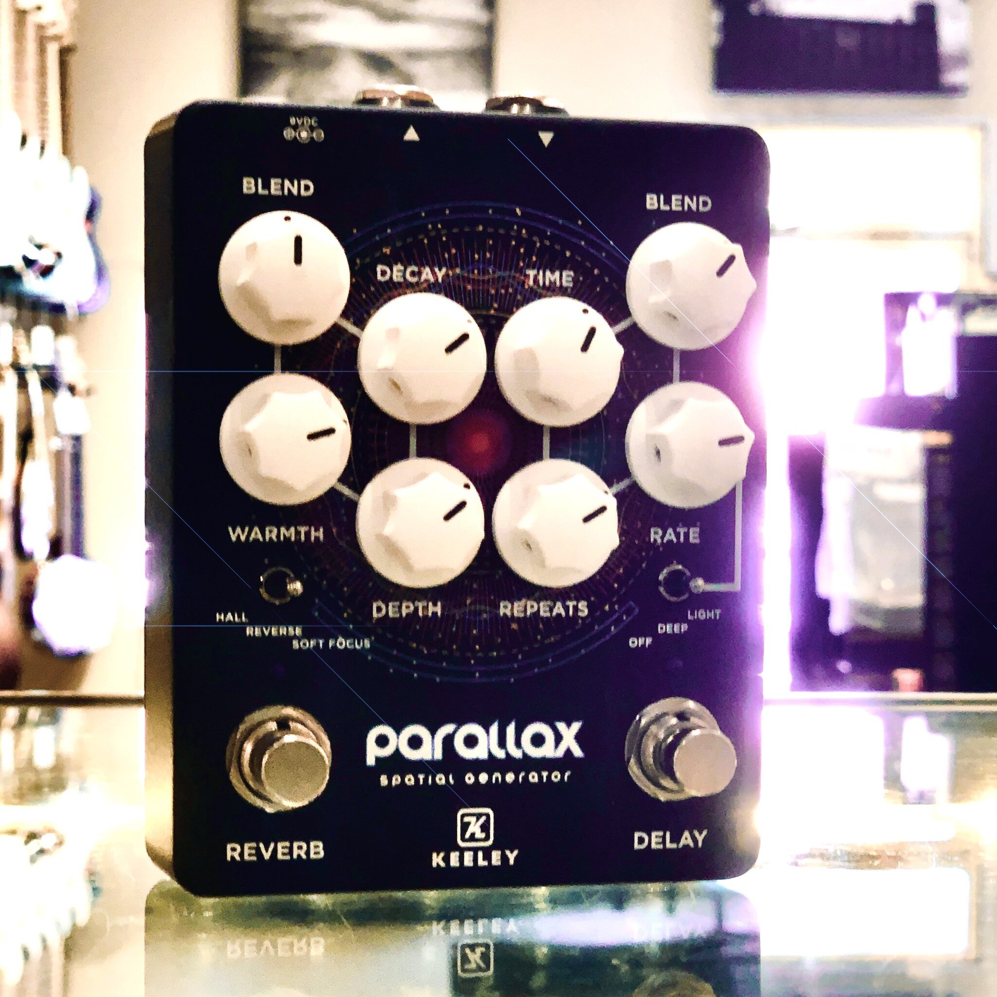 The Parallax pairs the delay side of the legendary Caverns with the space-shifting Shoegaze-inspired reverbs of the Realizer. On one side, analog-style modulated delays create a soft bed of warm repeats, while the other side features Reverse setting-