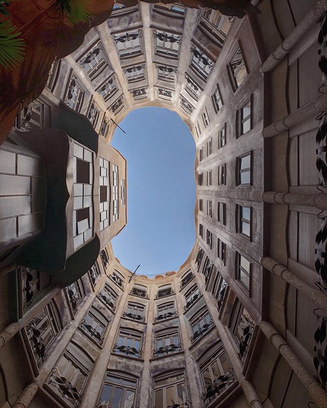 Towards the sky
.
.
.
.
.
.

#shotoniphone #shotonmoment #iphonex #building #architecturelovers #design #gaudi #lookup #architecturephotography #traveldiary #travelwriter #passionpassport #travelpic #urbanphotography #travelphotography #travelgram #t