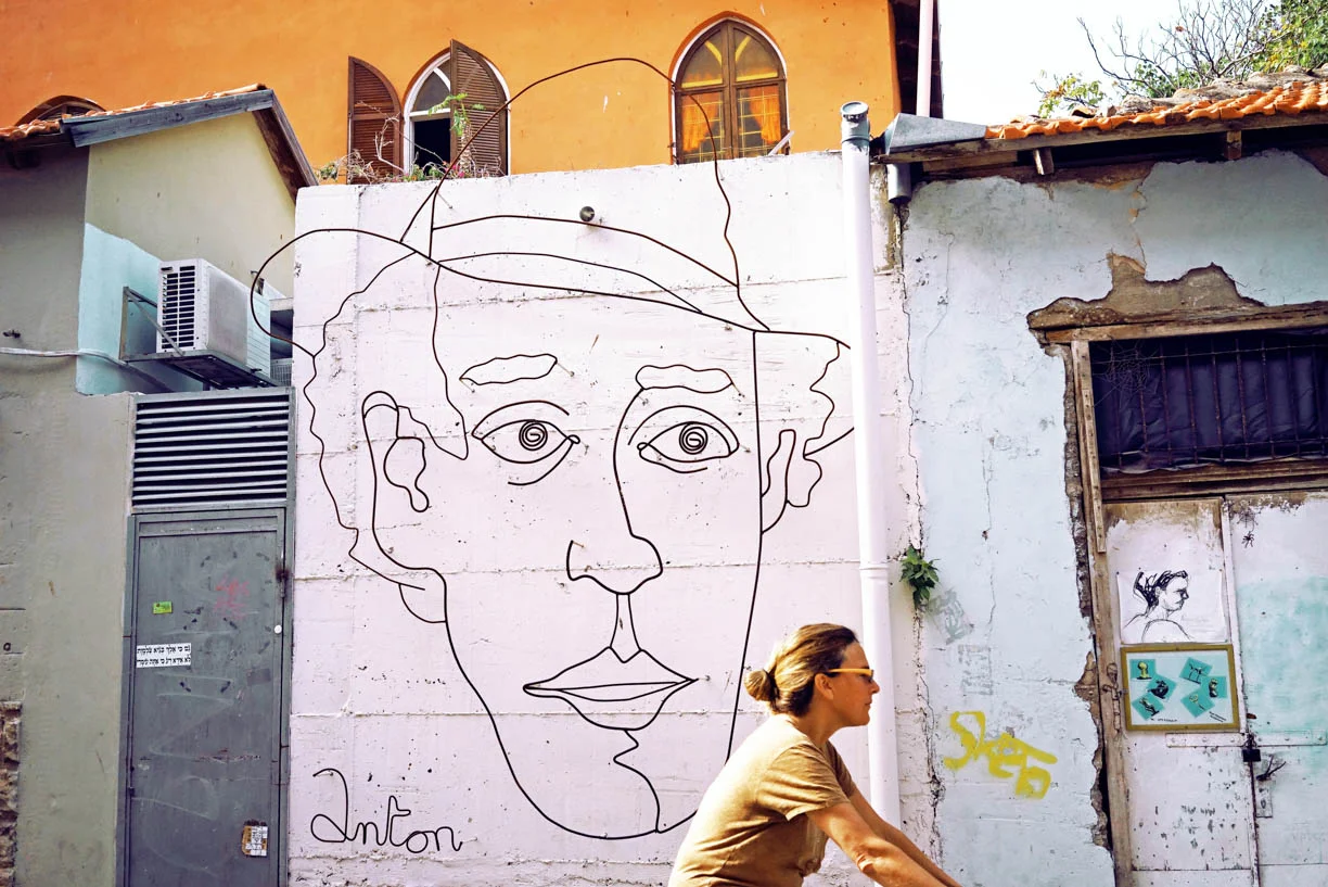 Tel Aviv graffiti, people in the city