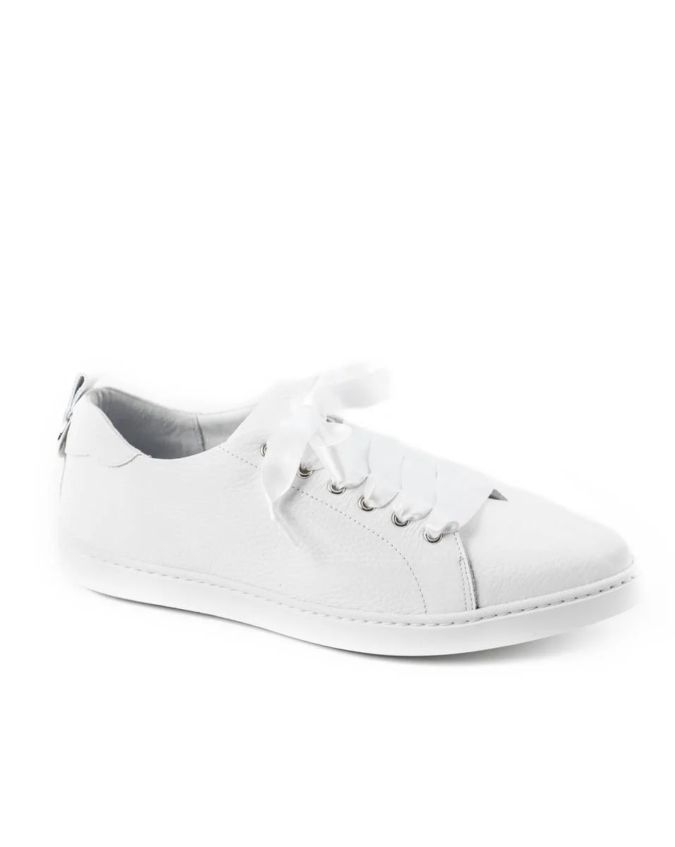 JOANNI White leather af Klingberg