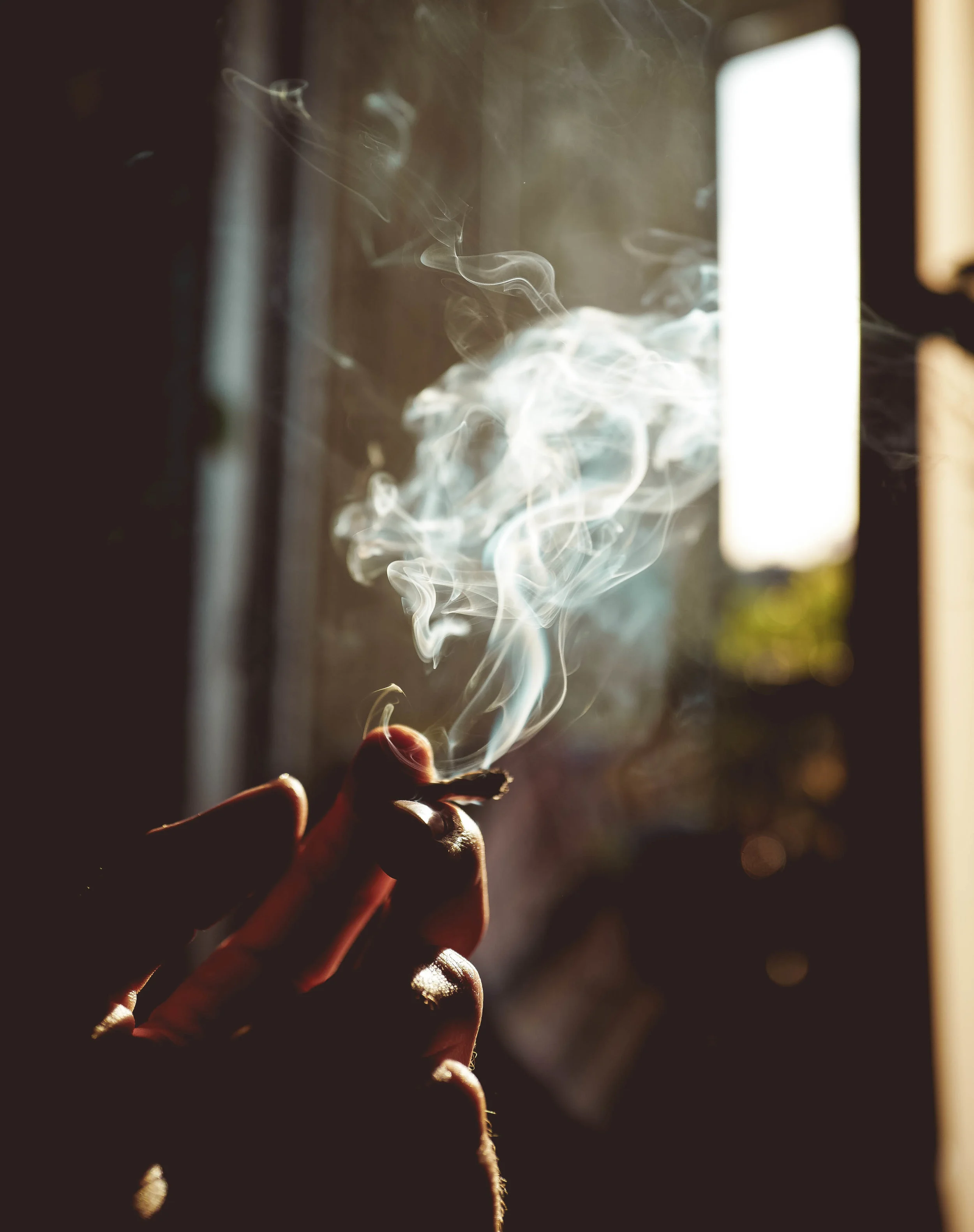 Hand Smoke Sillhouette 2.jpg