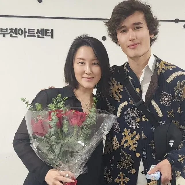 Daniel's Bach was very special. Despite his young age, he has a mature soul. The depth, intensity, velvet sound, serenity, and the silence in the core, he had it all.
A very special artist. I am proud to have him and very much looking forward to his 