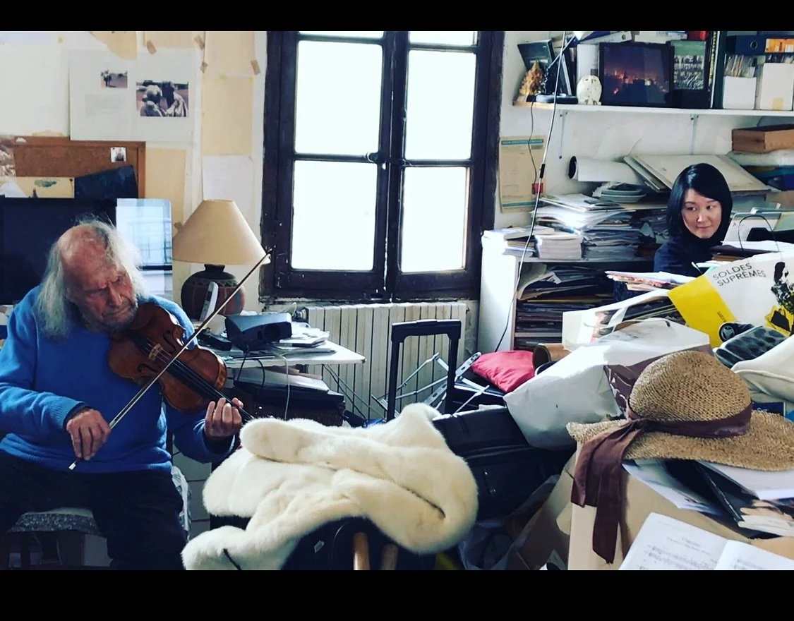 With Ivry Gitlis in his Paris apartment in Saint Germain des pres. Remembering his great sense of humor&hellip;.

이브리 기틀리스와의 기억. 파리 생제르맹 그의 아파트에서 즉흥적으로 몇 곡 맞춰보던 어느날 오후. (피아노가 파묻혀 있다 ㅎ)
근 몇년간 챔버와 바흐만이 날 숨쉬게 해 주고 있다. 음악과 그닥 상관없는 무대라는 것이 점점 필요없게 느껴지는데 &