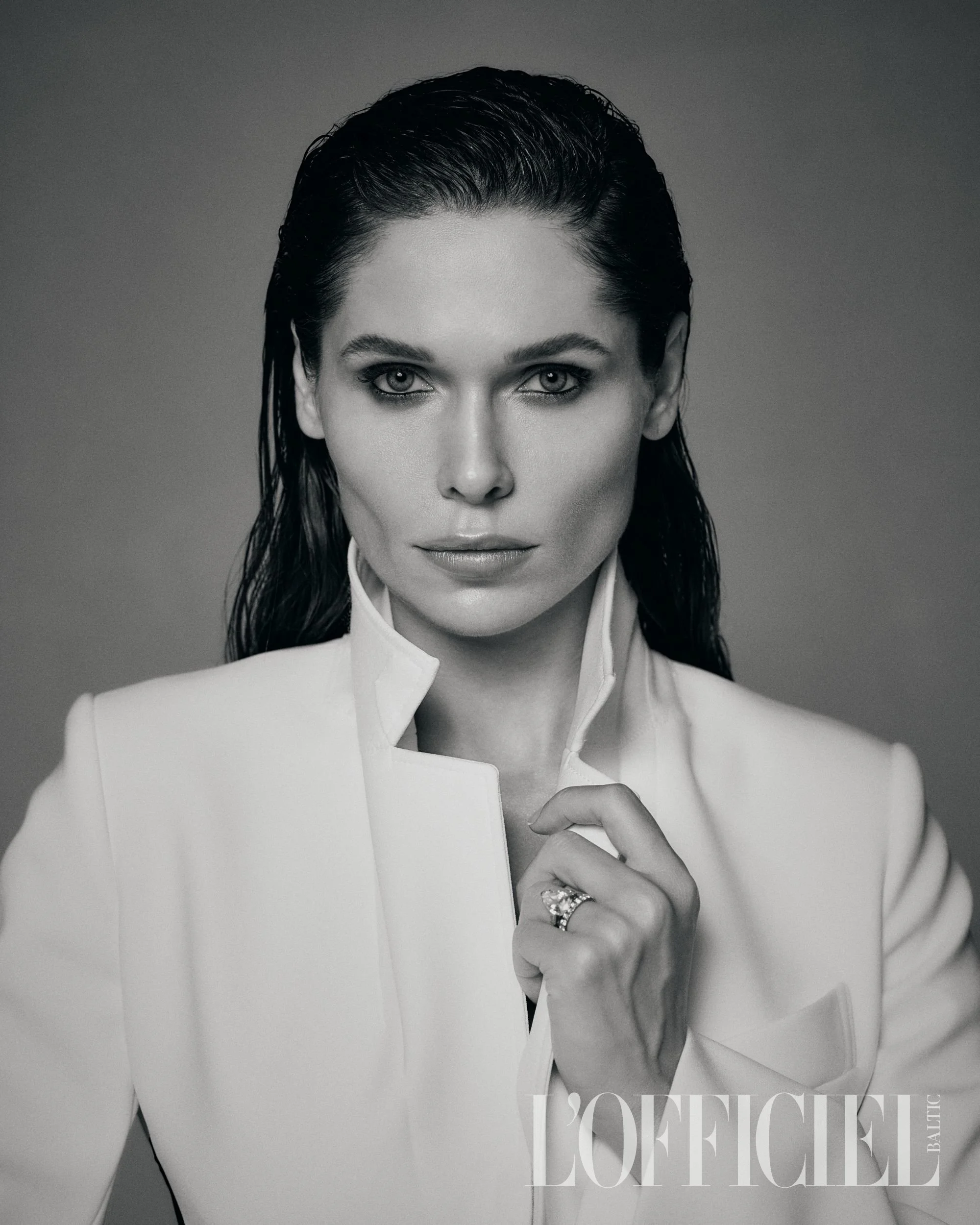 Blazer MUGLER; rings CARTIER