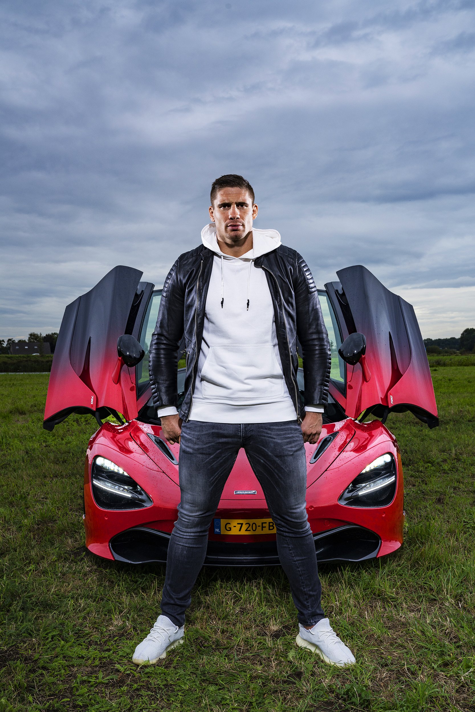 World Champion kickboxing Rico Verhoeven with his McLaren 720s for Louwman Exclusive INVITED-magazine